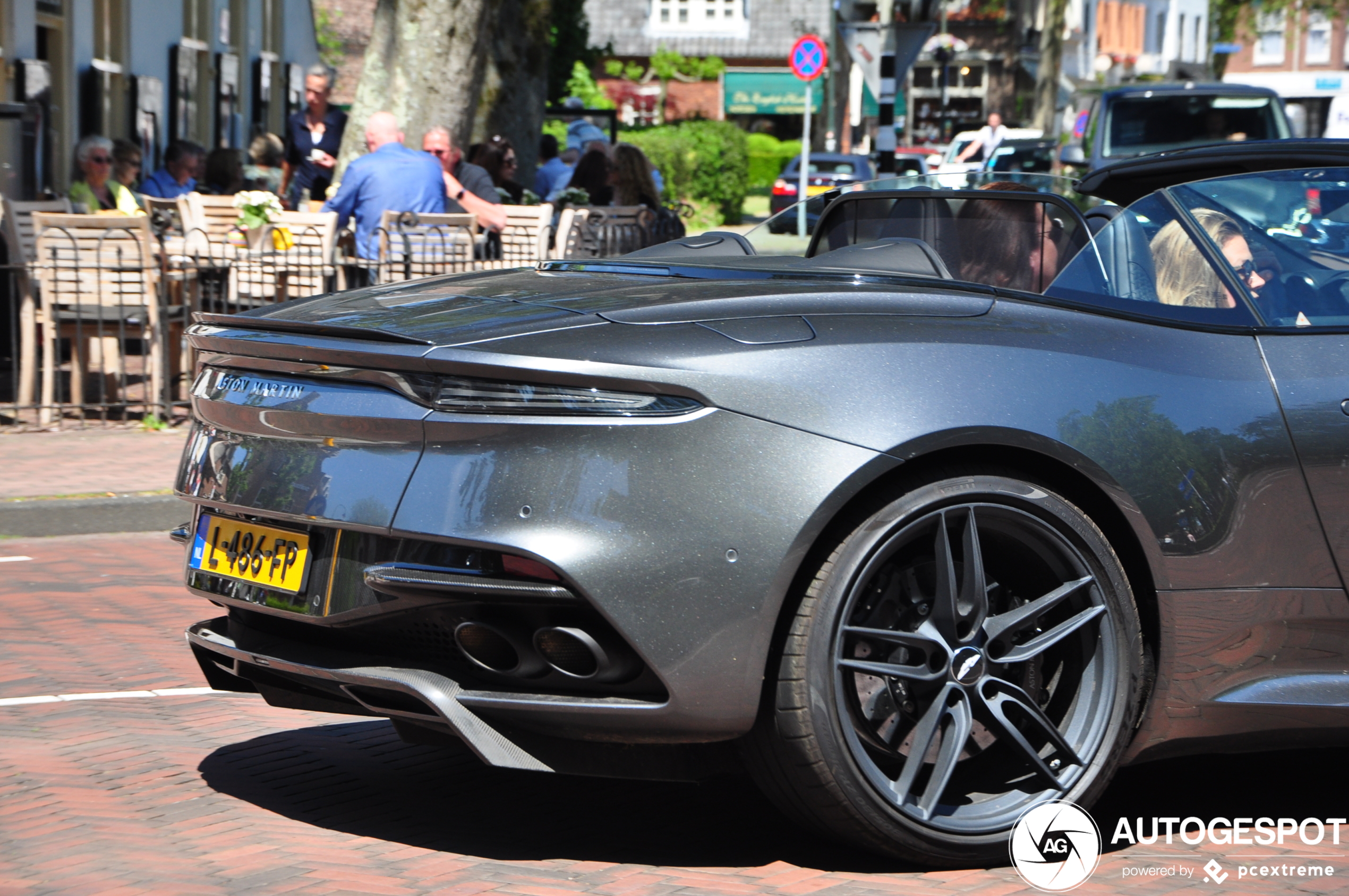 Aston Martin DBS Superleggera Volante