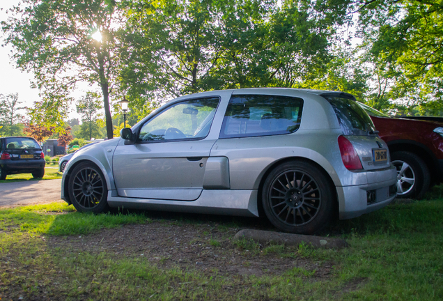 Renault Clio V6