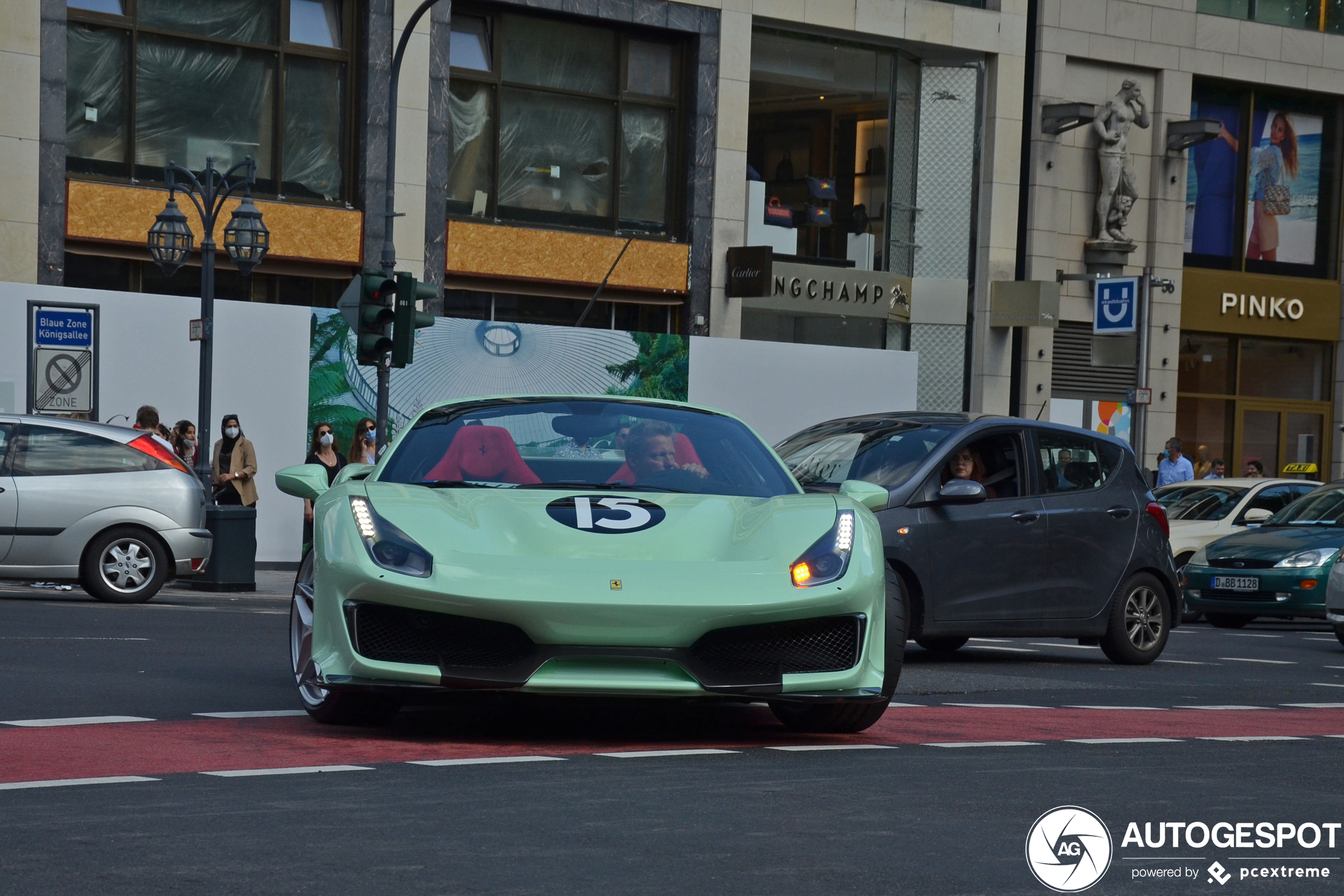Ferrari 488 Pista Spider heeft een wel heel lekker kleurtje