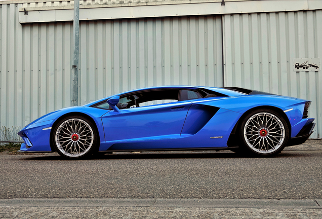 Lamborghini Aventador S LP740-4