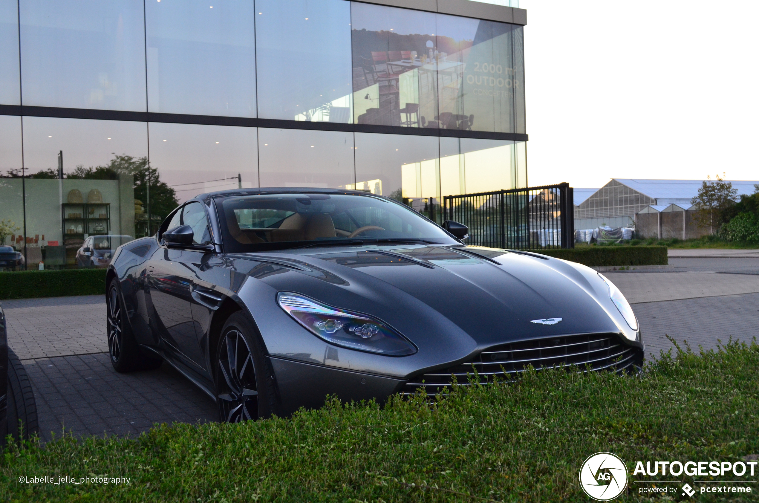 Aston Martin DB11