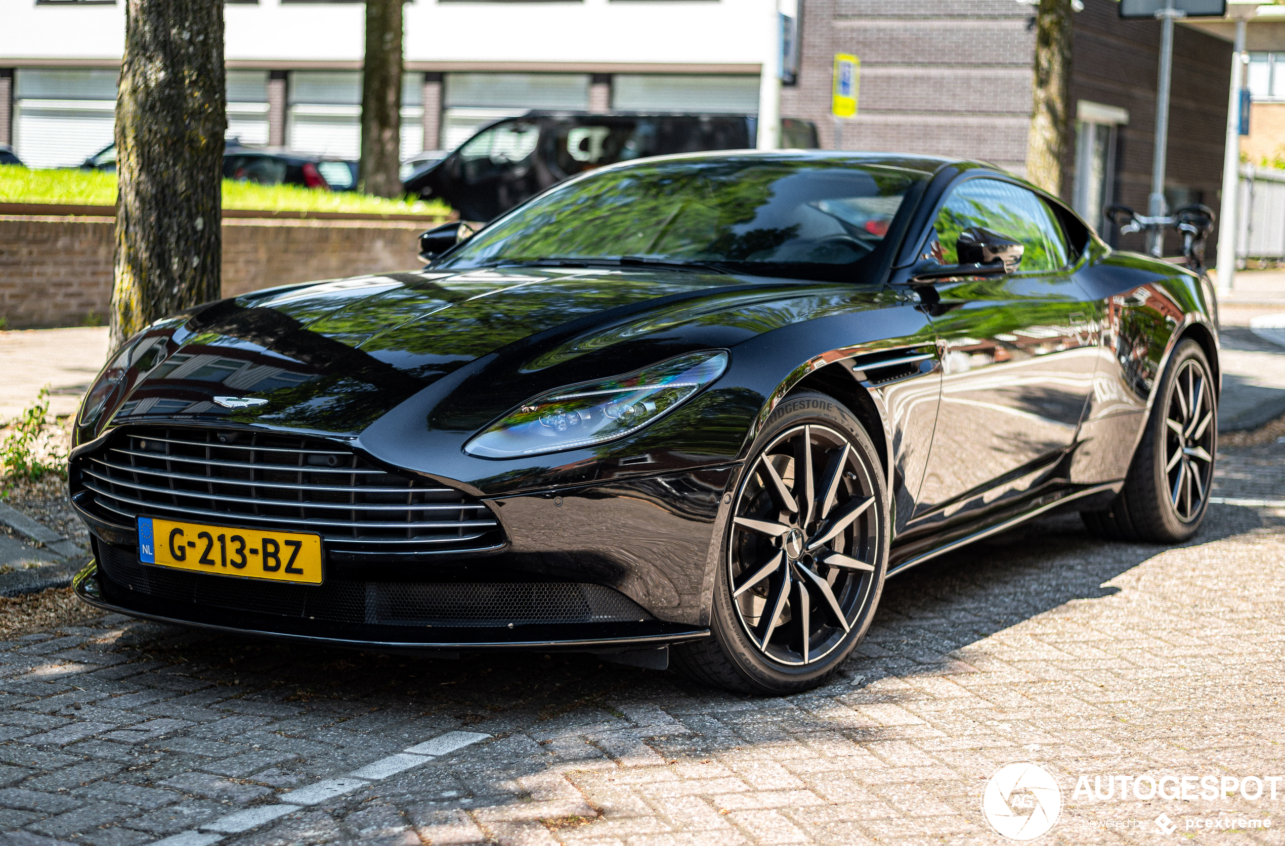 Aston Martin DB11 V8