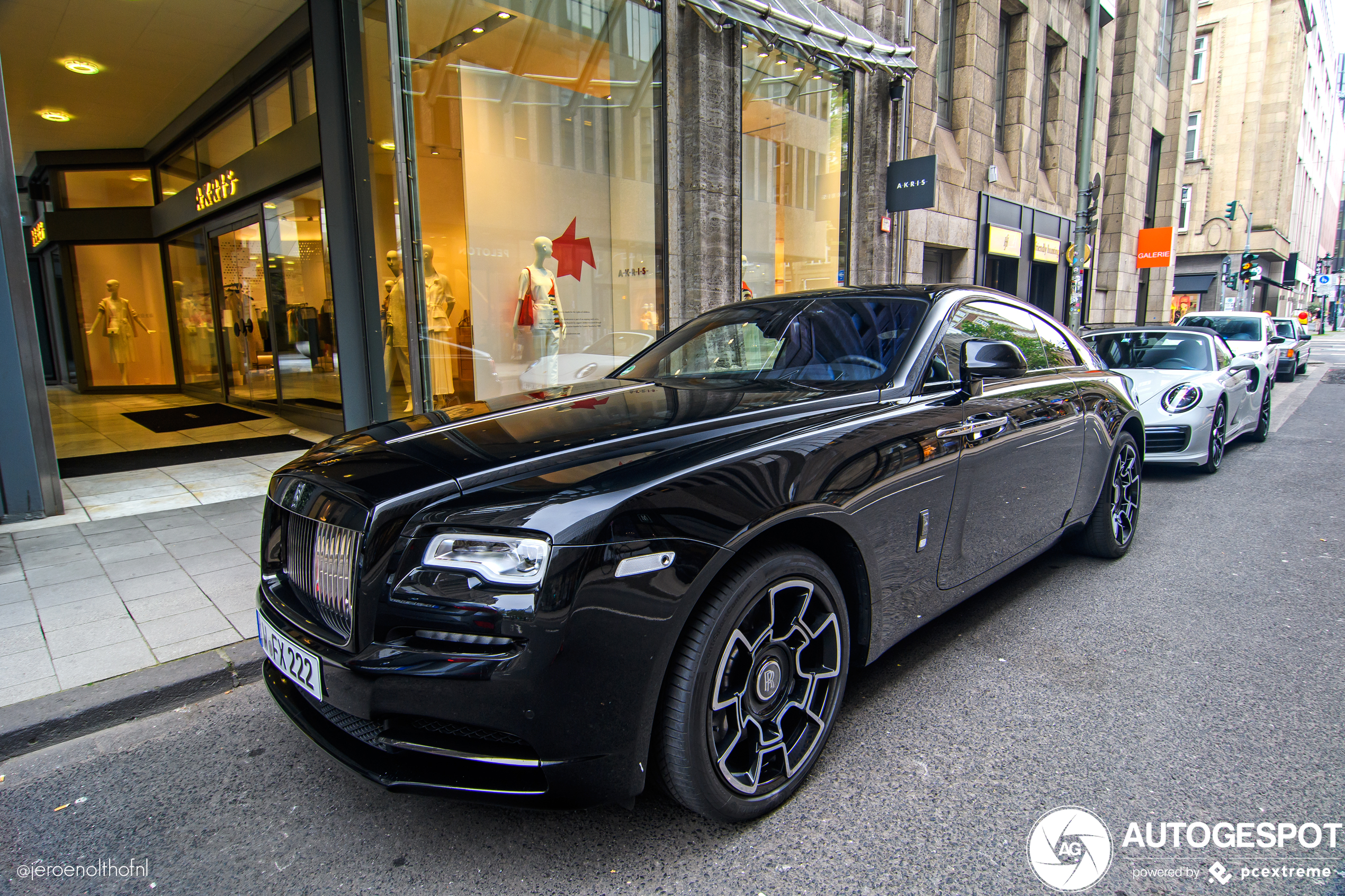 Rolls-Royce Wraith rolt op karrenwielen
