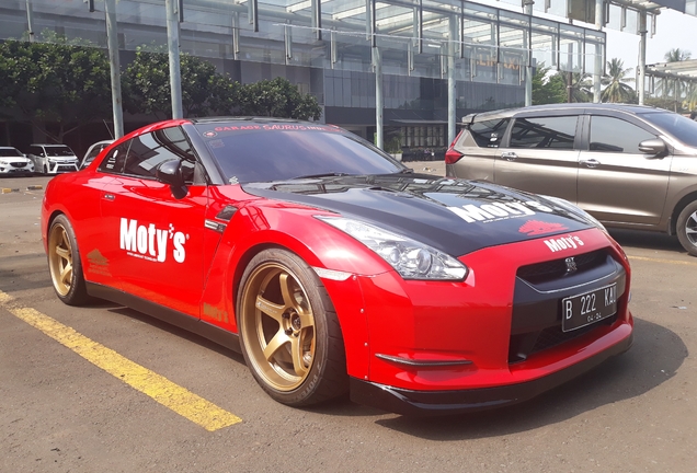 Nissan GT-R Garage Saurus