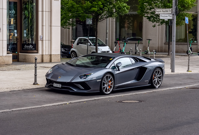 Lamborghini Aventador S LP740-4