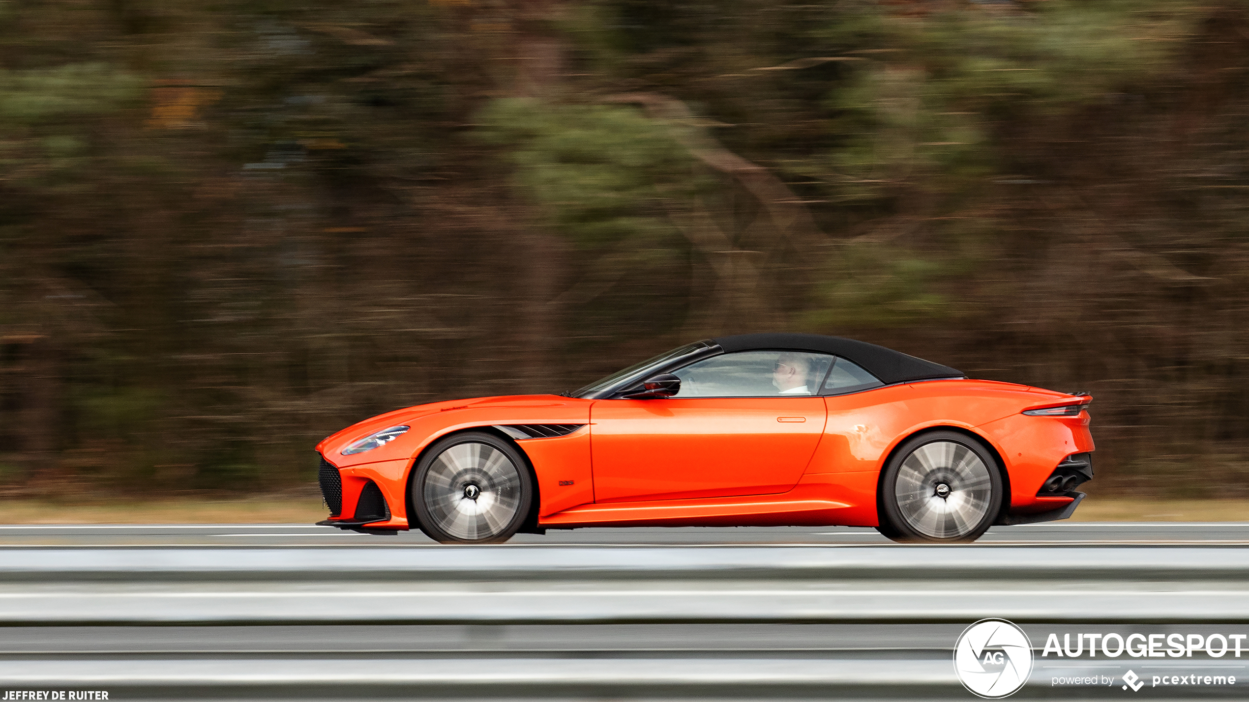 Aston Martin DBS Superleggera Volante