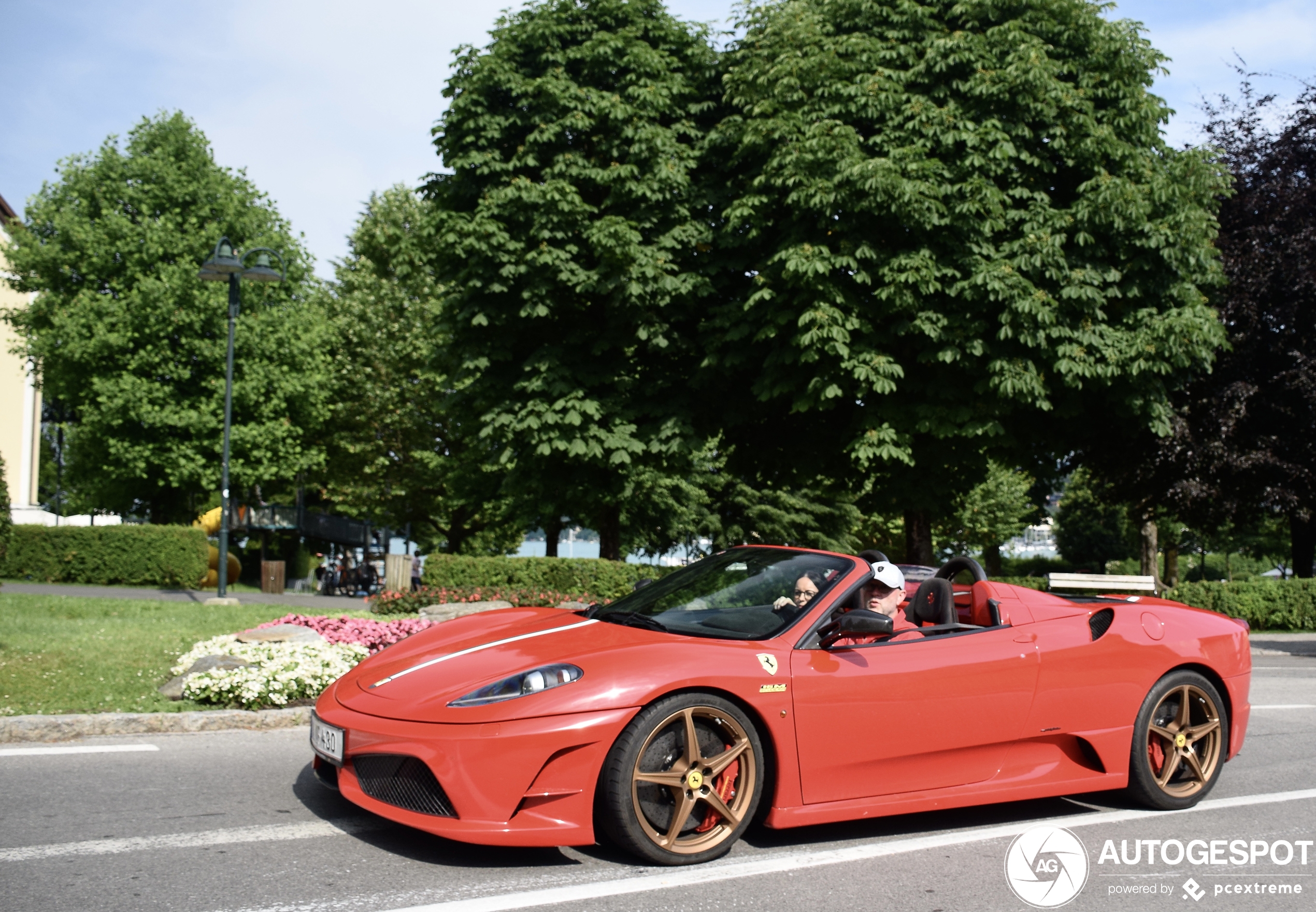 Ferrari Scuderia Spider 16M