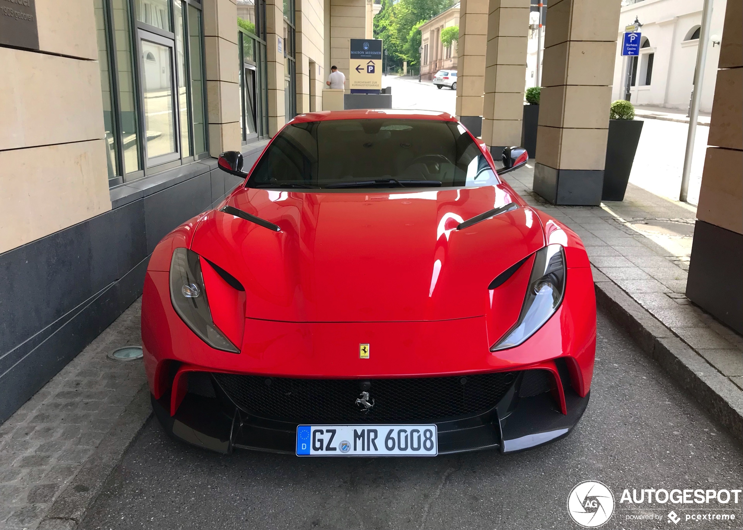 Peako Novitec 812 N-Largo Rouge 1/18 – Modèle Résine Avec Vitrine