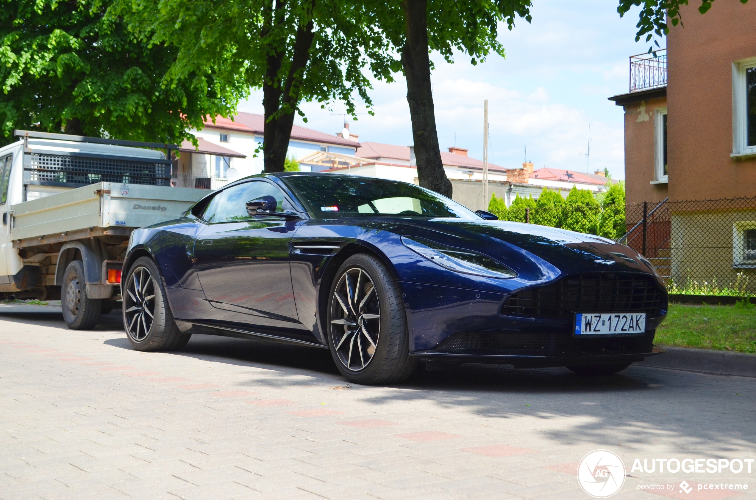 Aston Martin DB11 V8