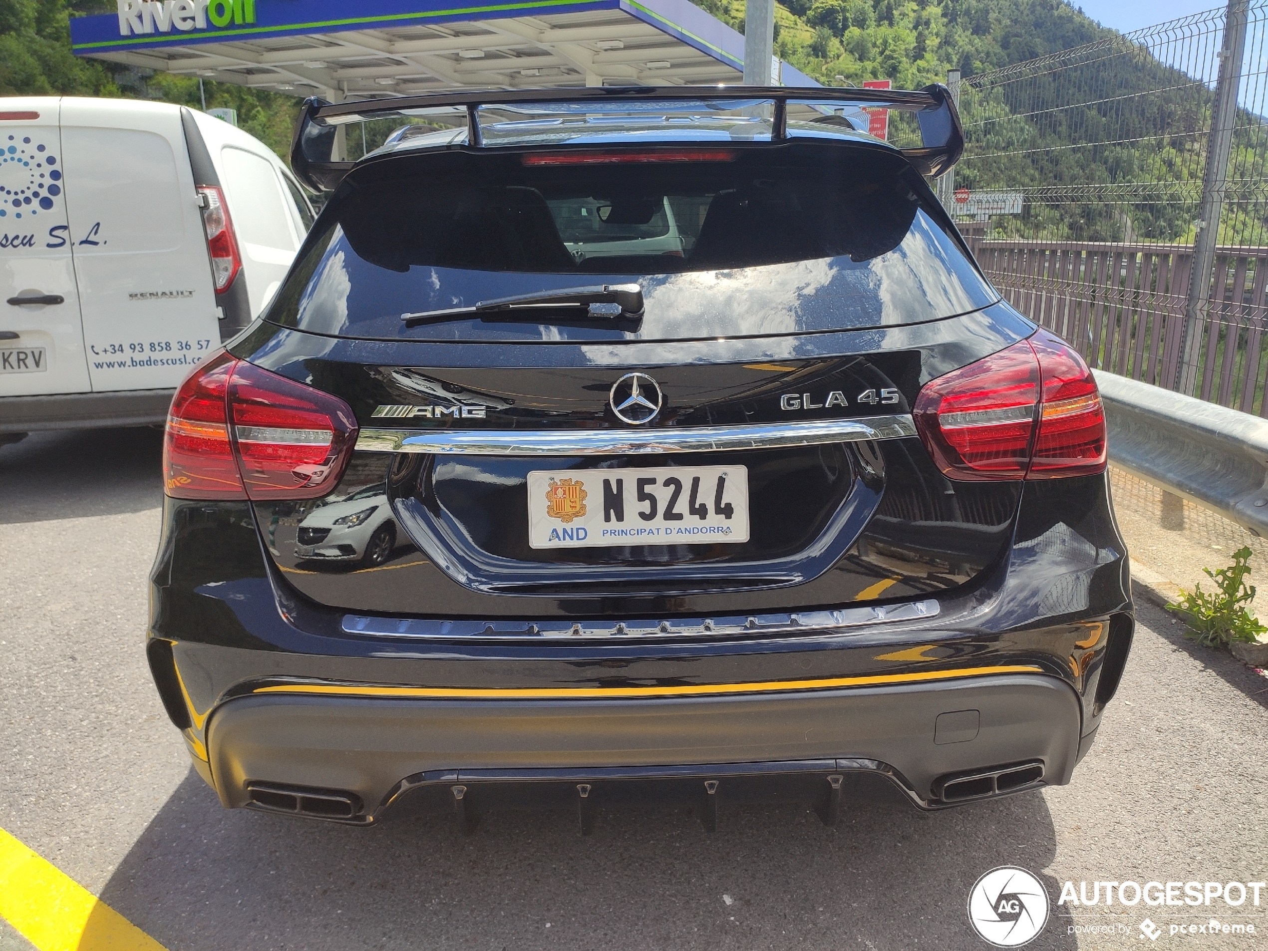 Mercedes-AMG GLA 45 X156 Yellow Night Edition