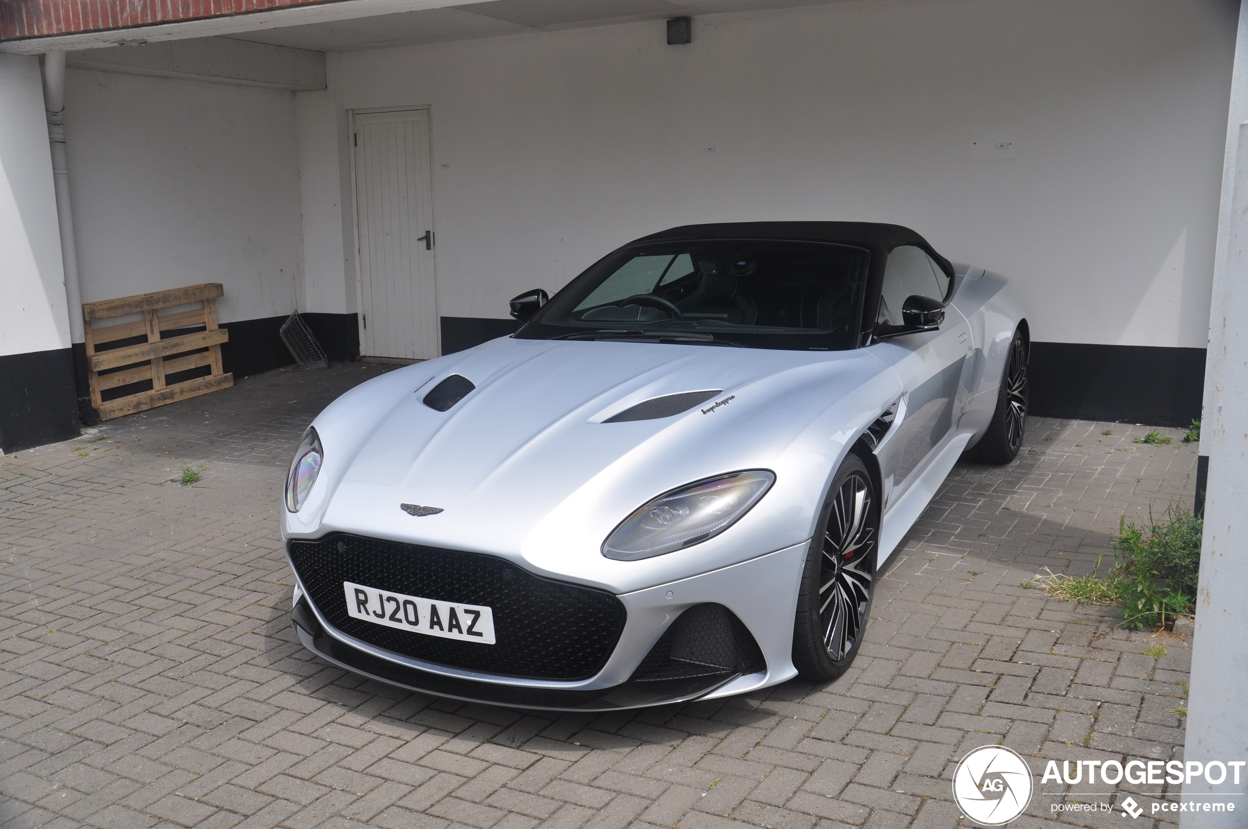 Aston Martin DBS Superleggera Volante