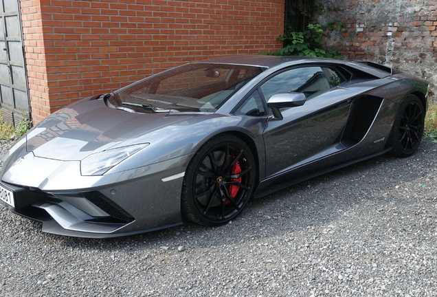 Lamborghini Aventador S LP740-4