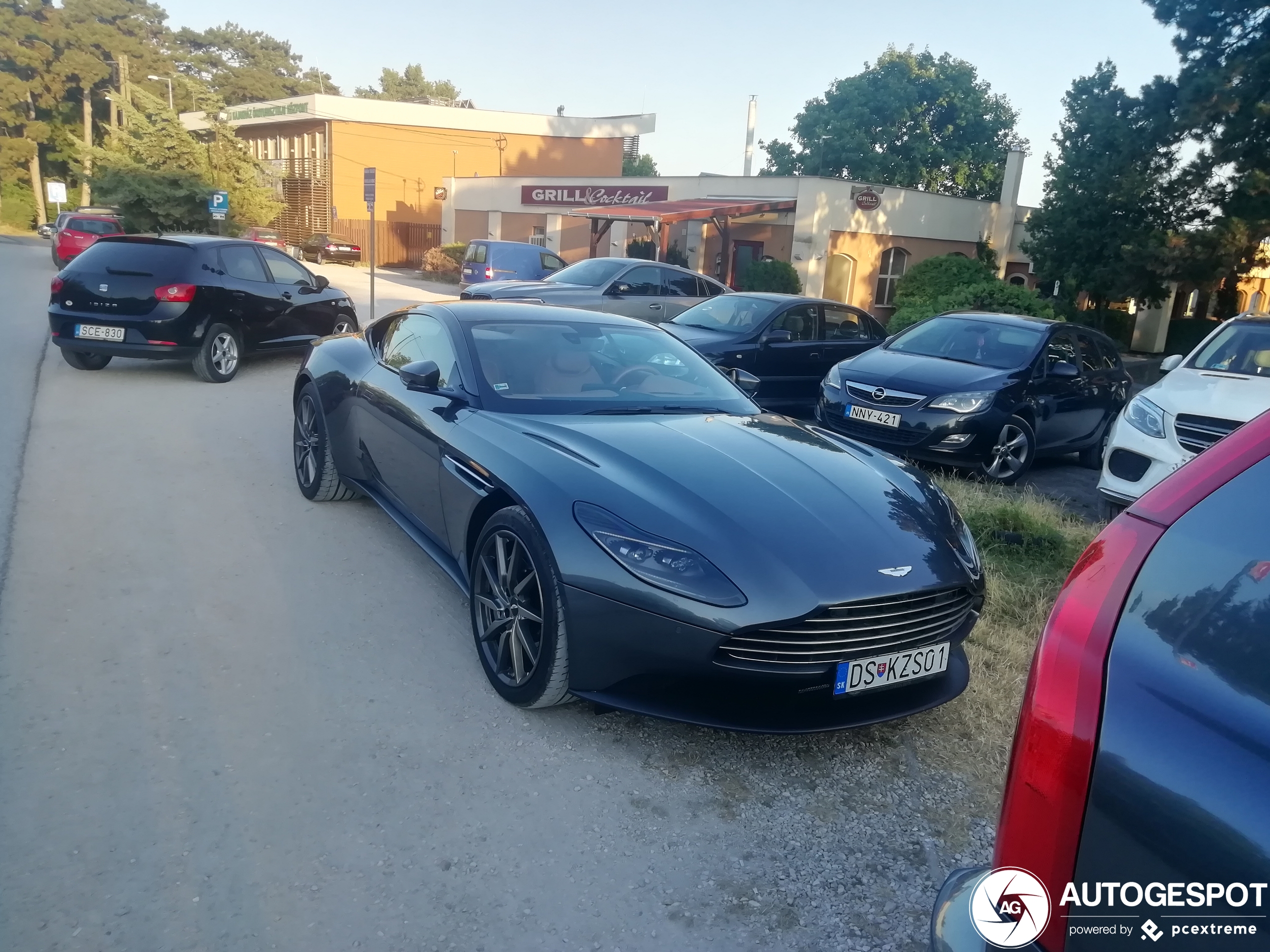 Aston Martin DB11 V8