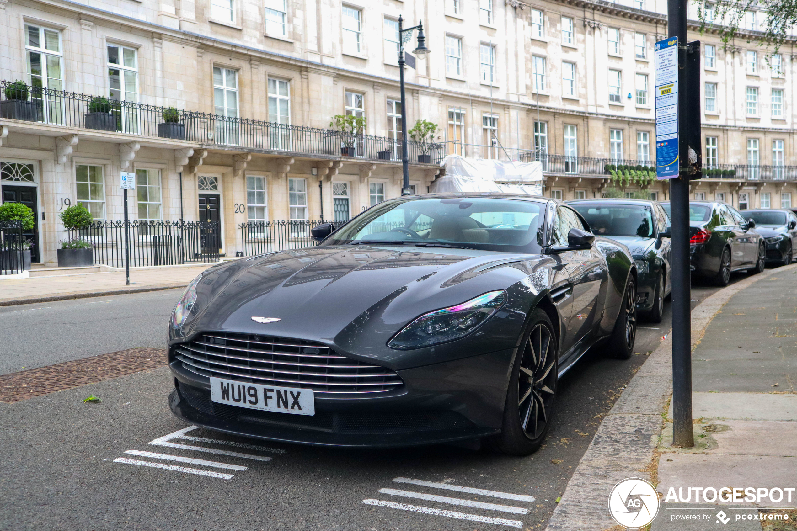 Aston Martin DB11 V8