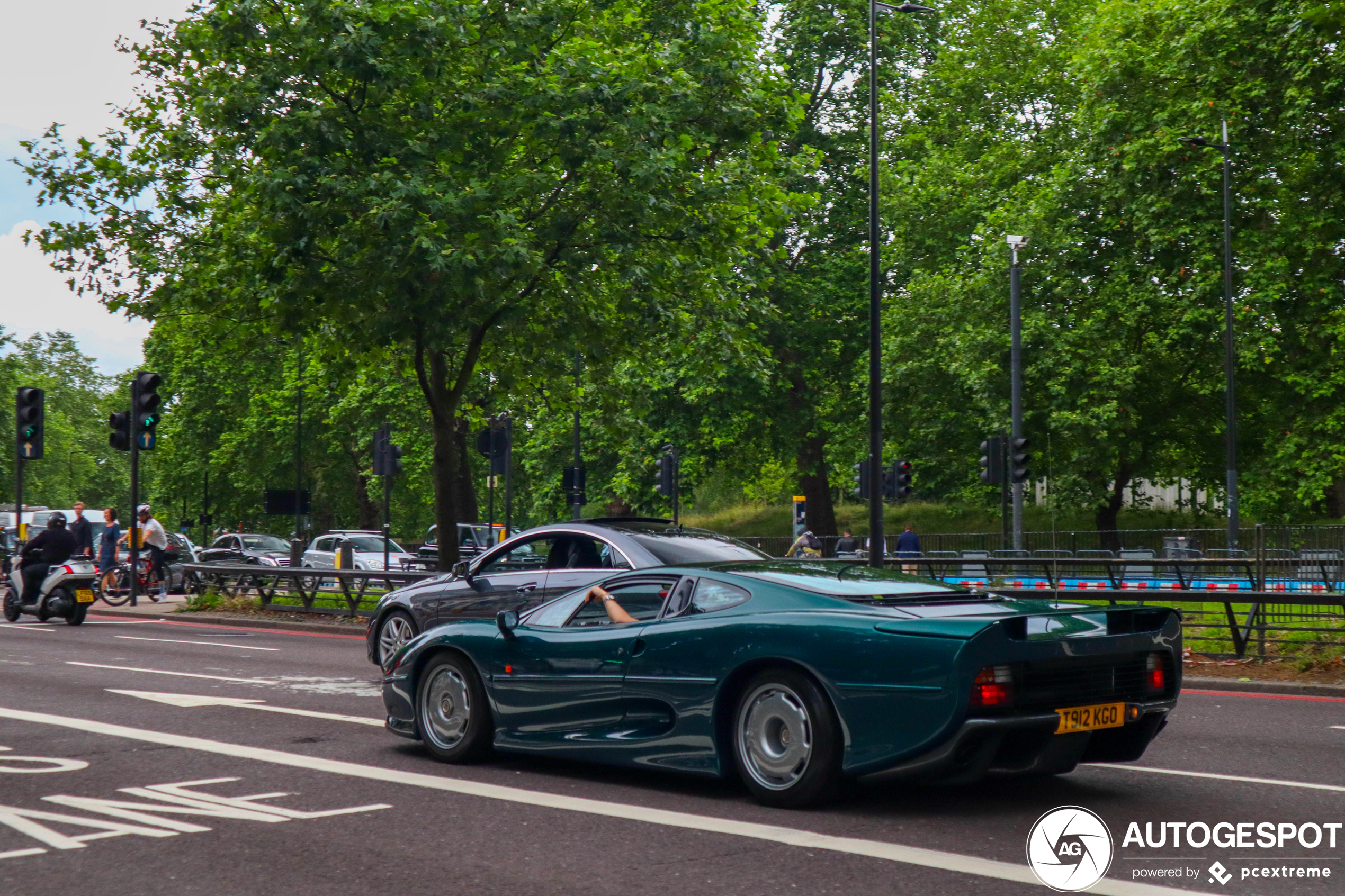 Jaguar XJ220