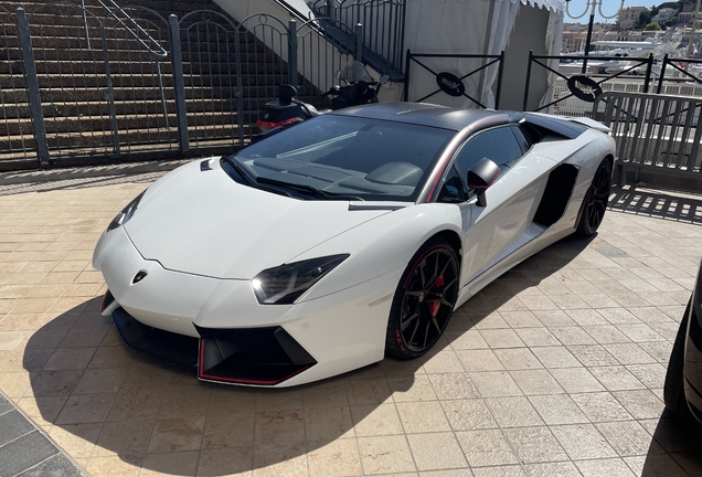 Lamborghini Aventador LP700-4 Roadster Pirelli Edition