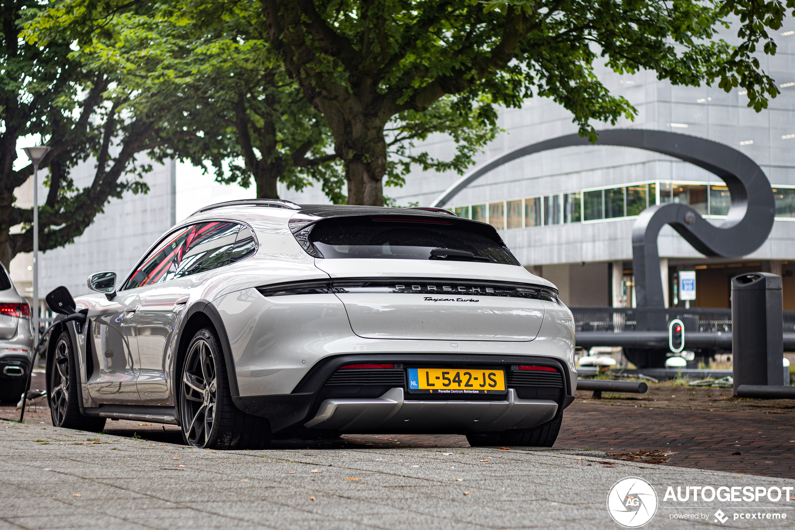 Dit is de eerste Porsche Taycan Turbo Cross Turismo van Nederland