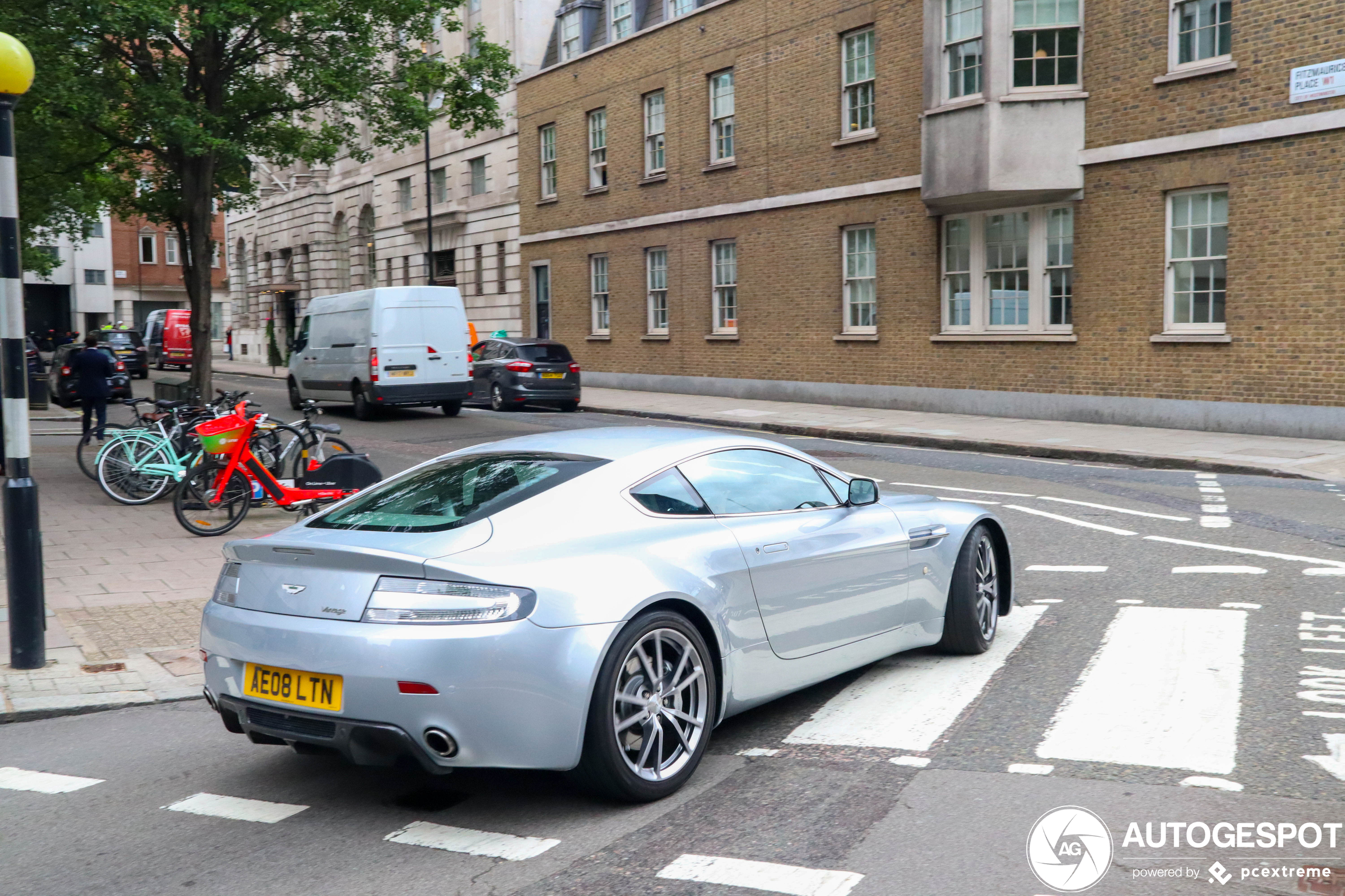 Aston Martin V8 Vantage