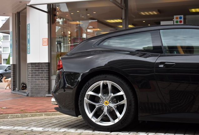 Ferrari GTC4Lusso T