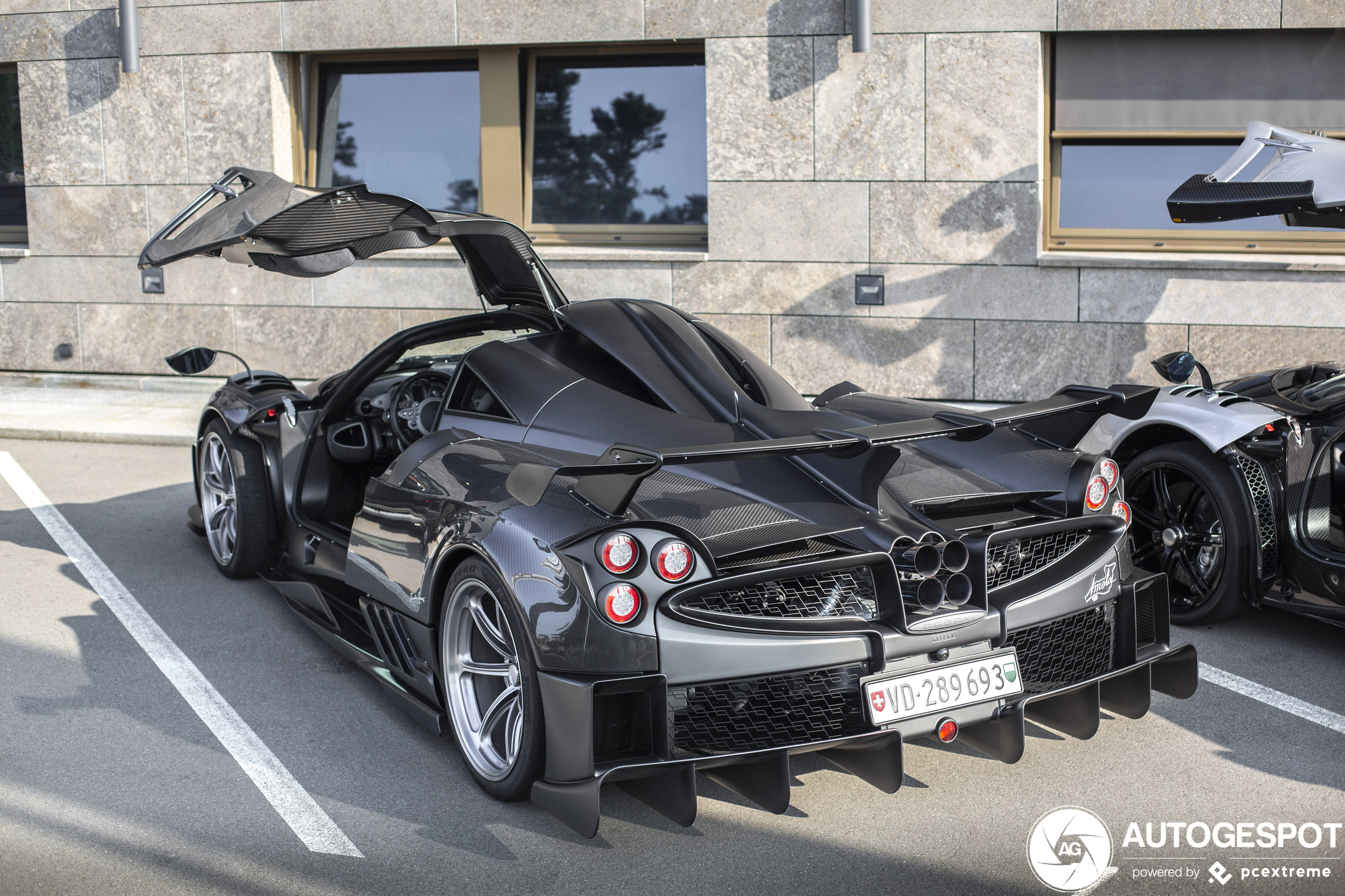 Pagani Huayra Imola leidt deze groep door de bergen