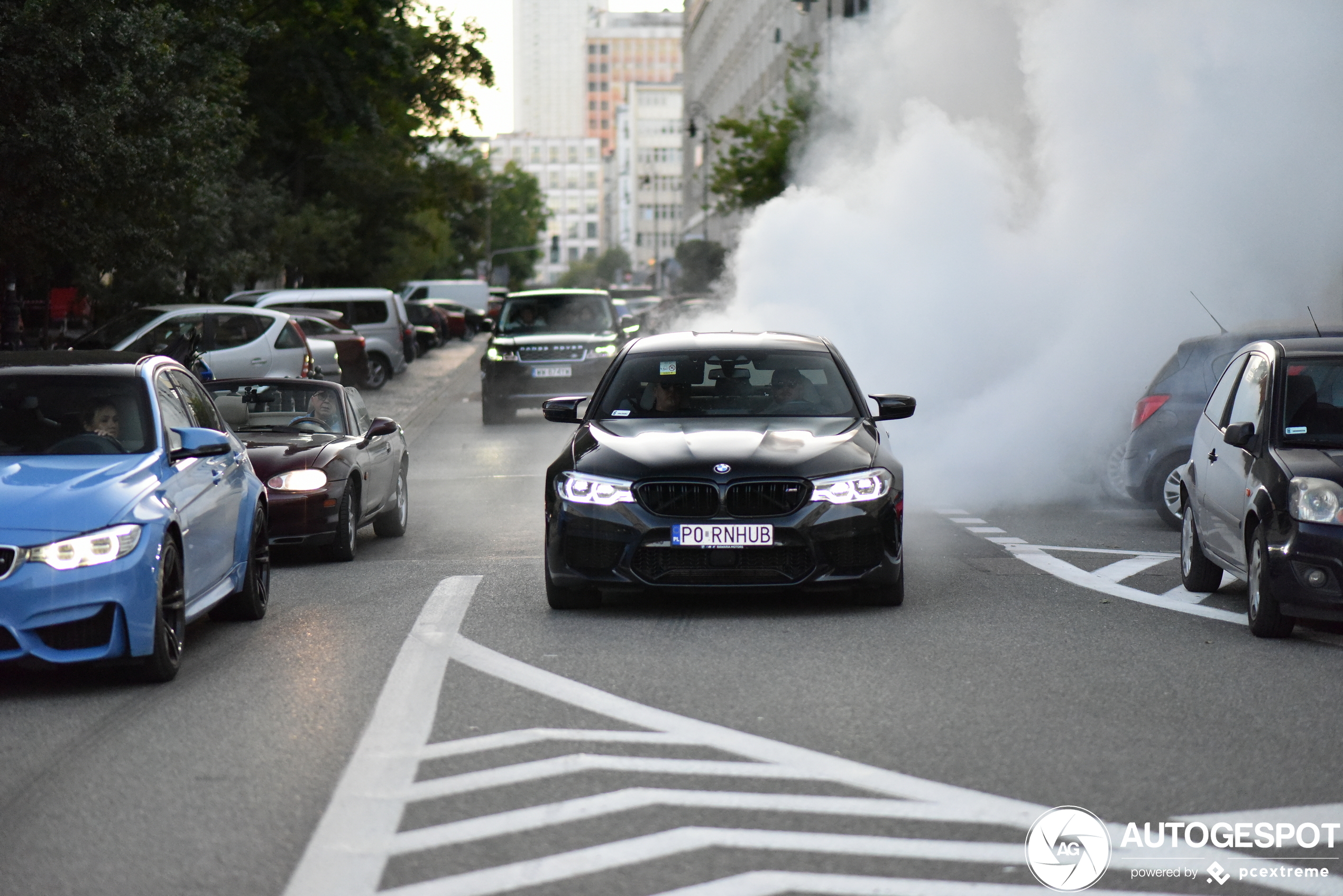 BMW M5 trapt de week af met rookgordijn