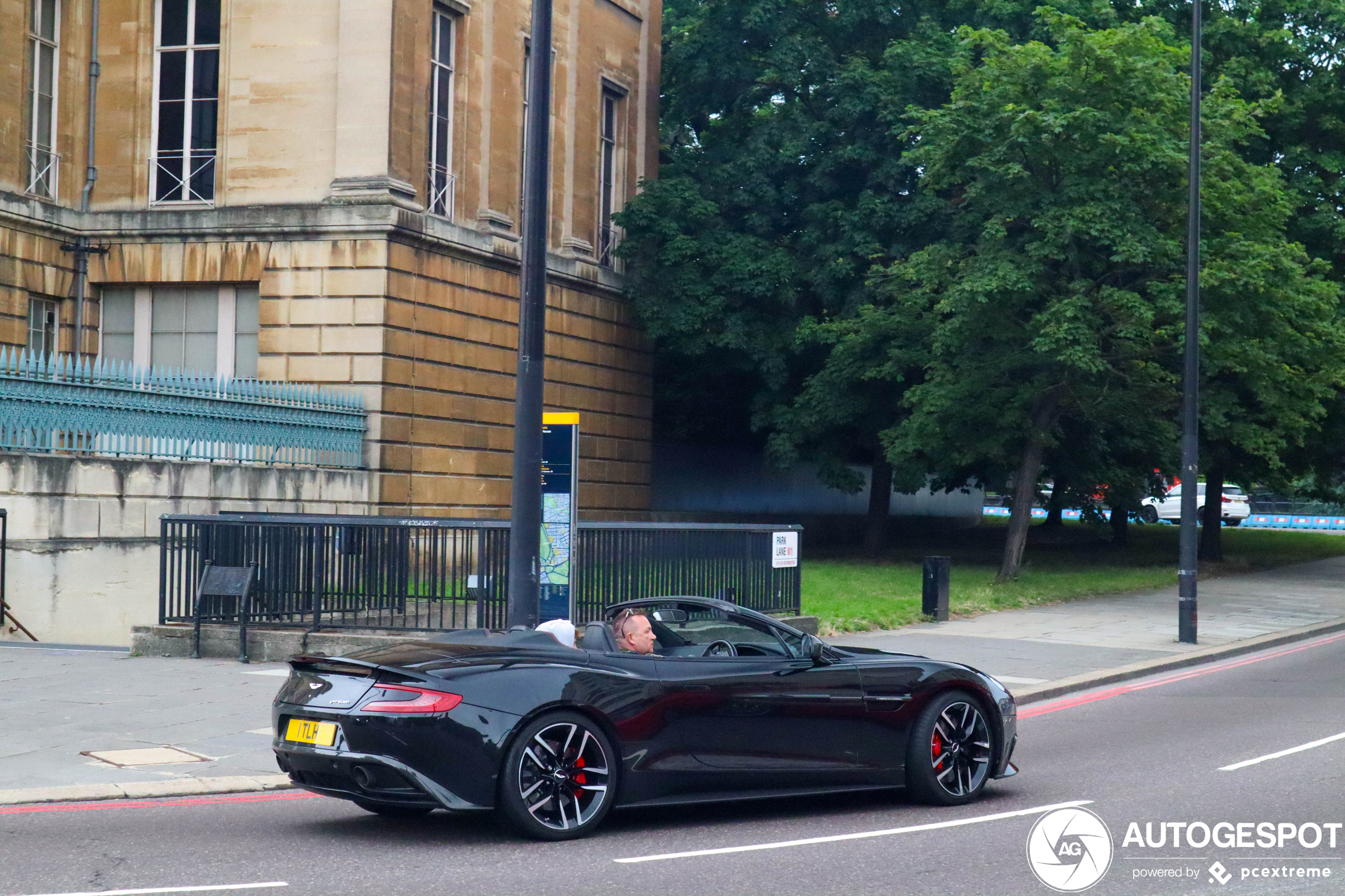 Aston Martin Vanquish Volante