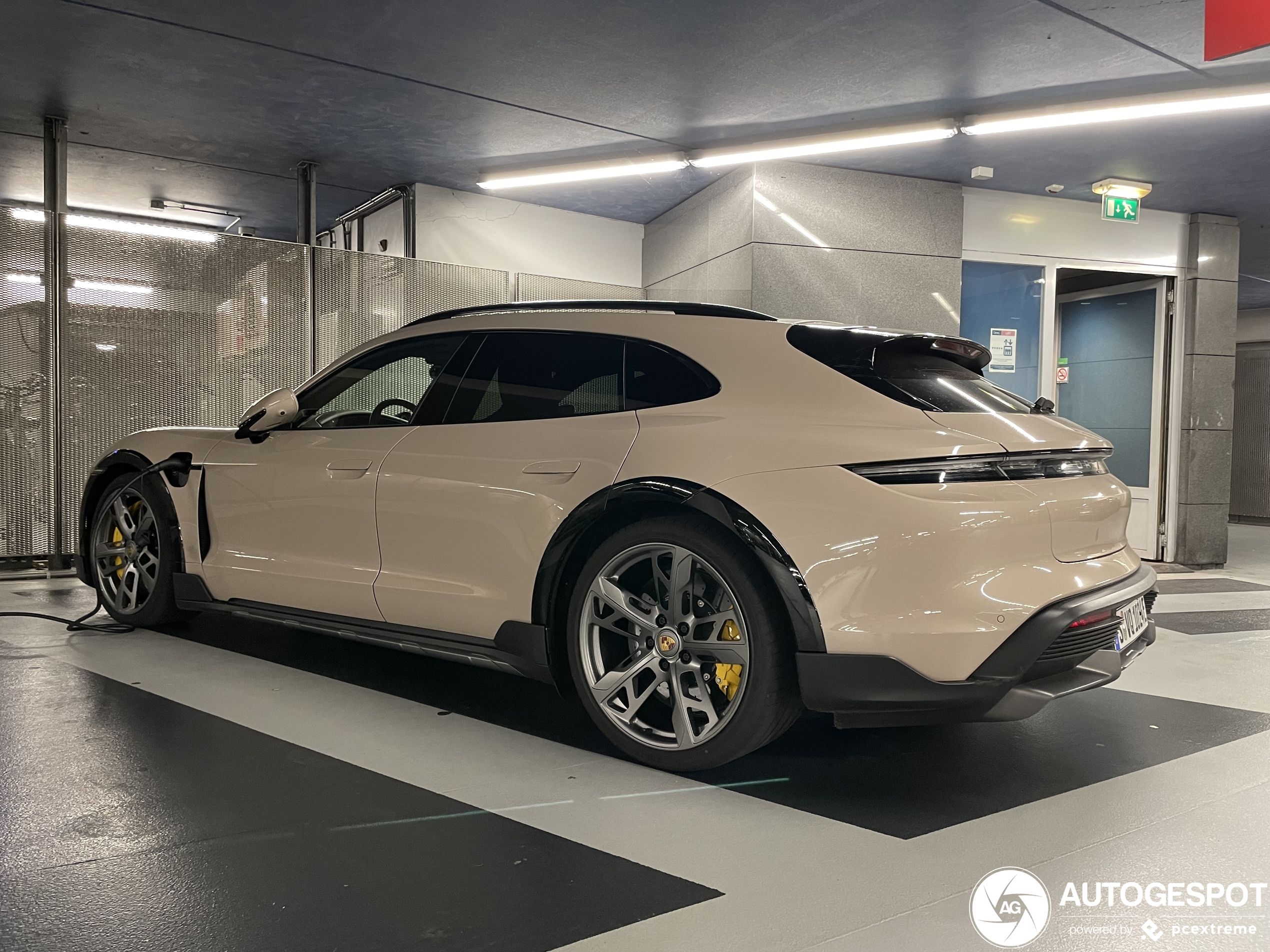 Porsche Taycan Turbo S Cross Turismo