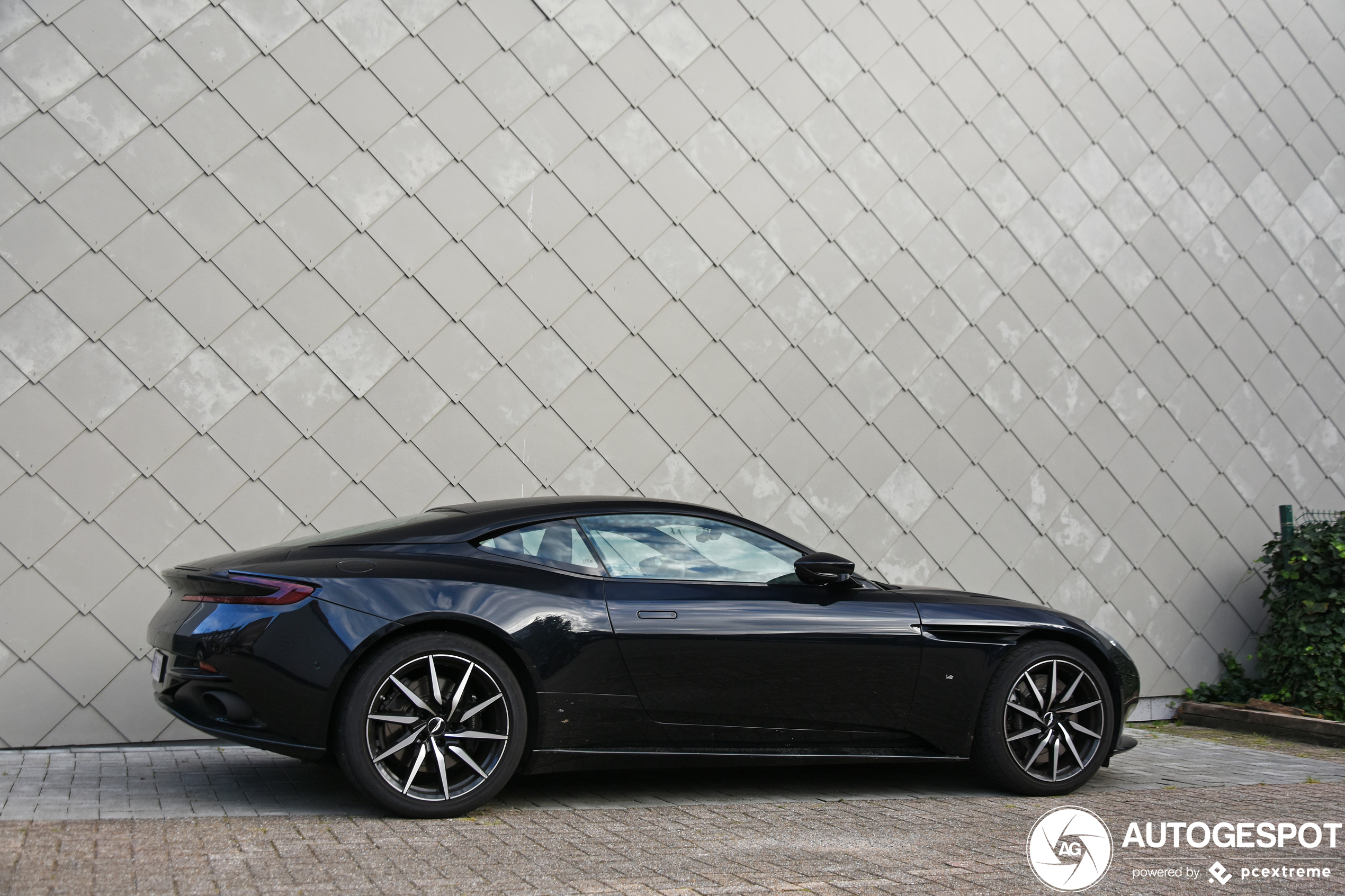 Aston Martin DB11