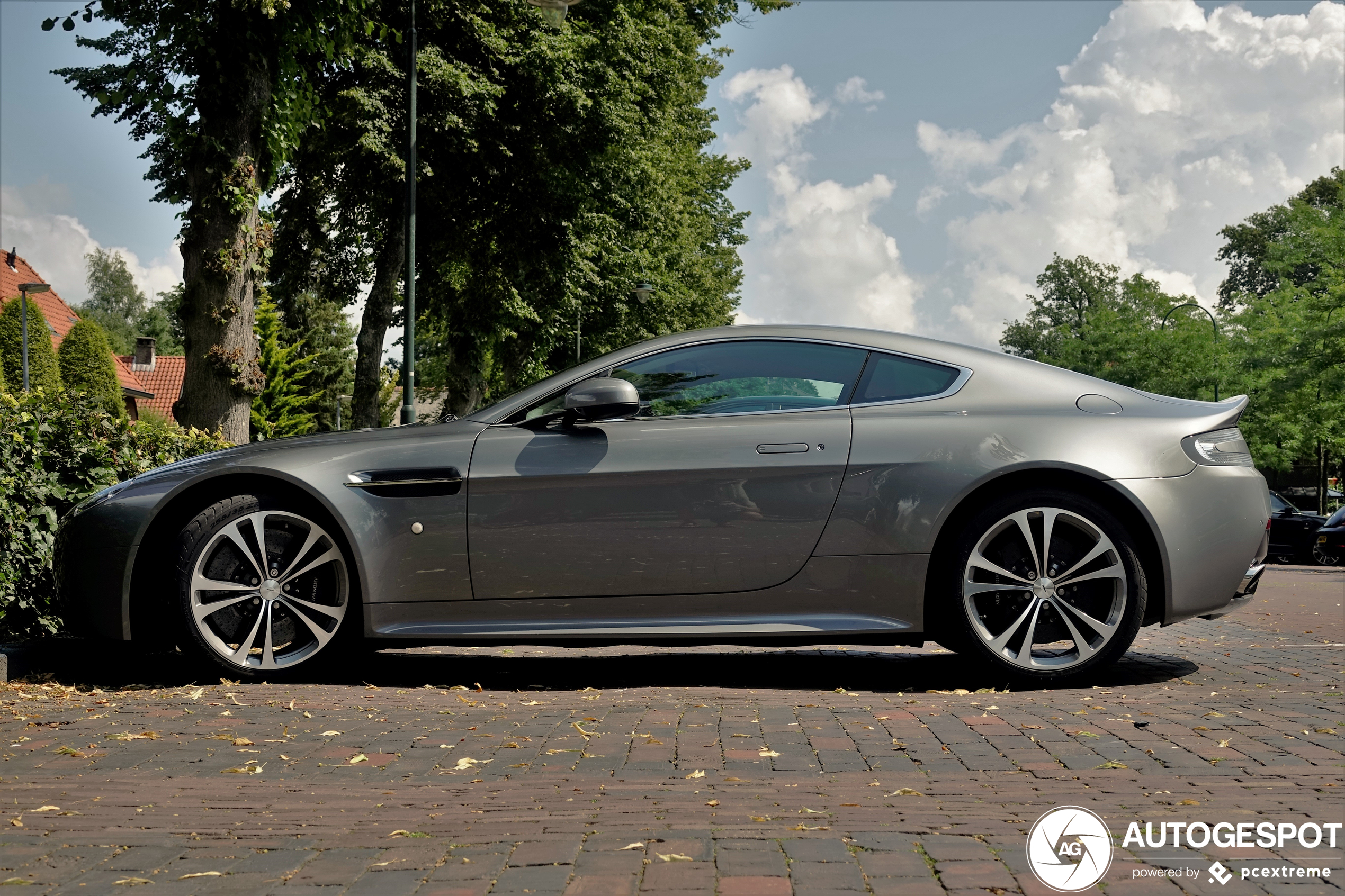 Aston Martin V12 Vantage