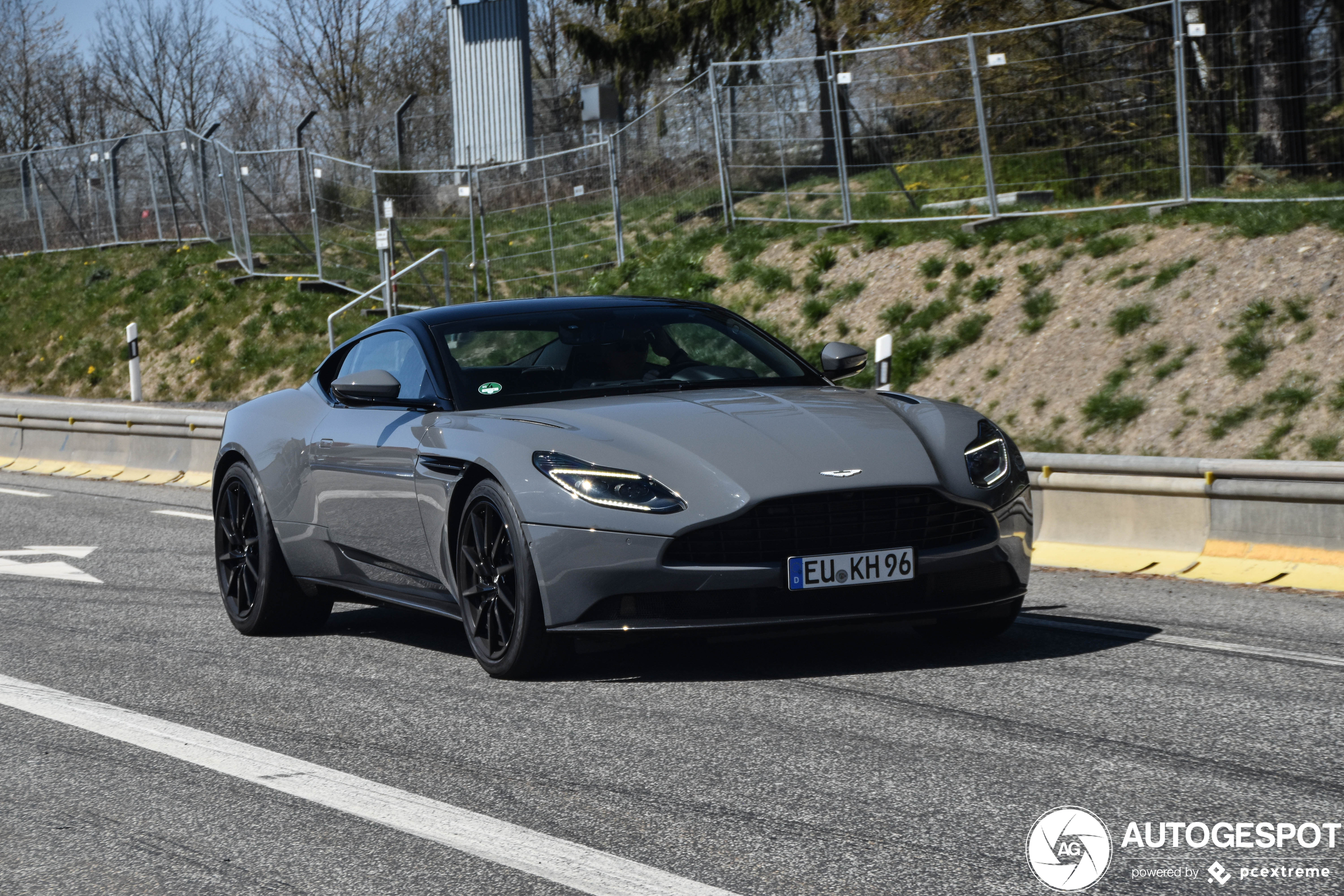 Aston Martin DB11 V8