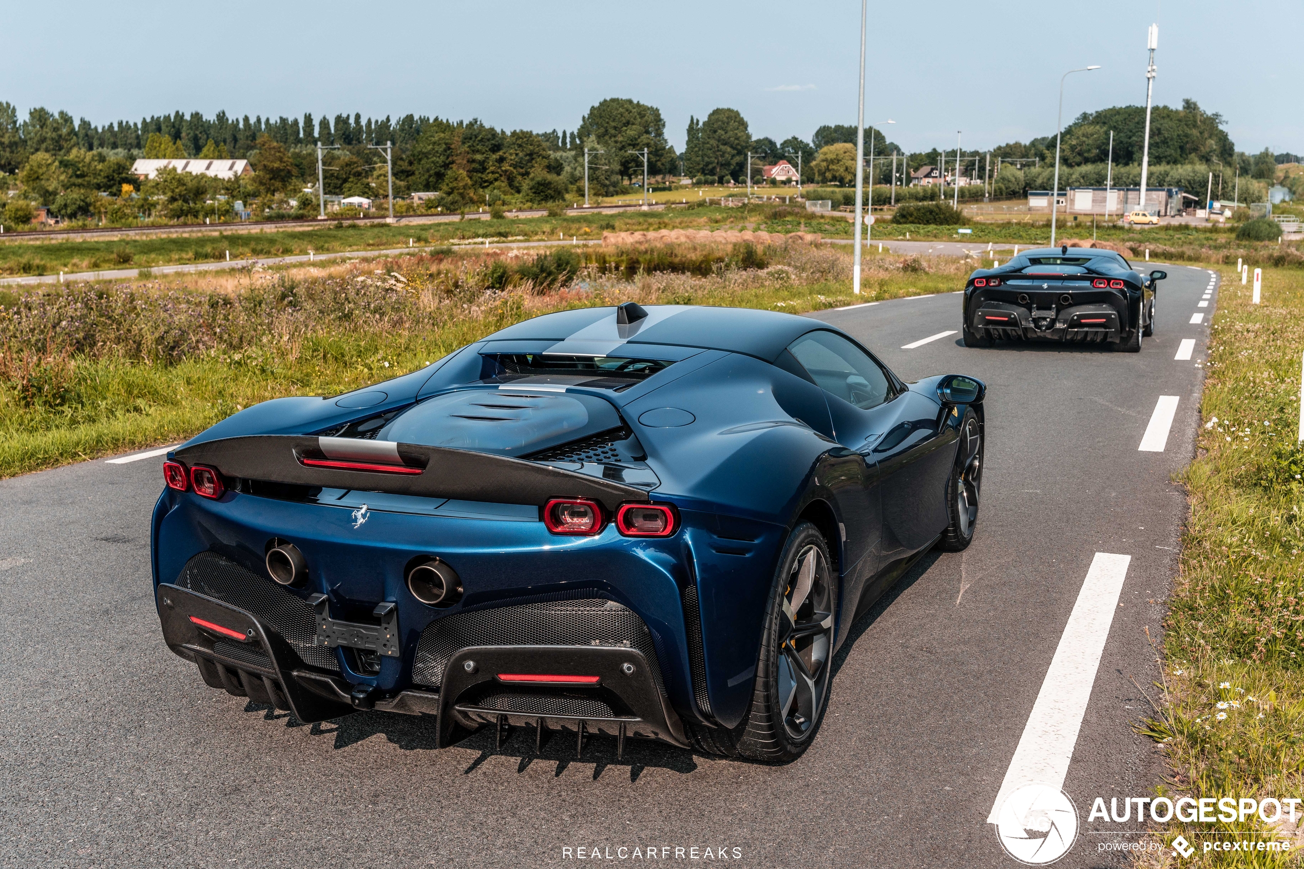 Kentekenloos Ferrari duo schittert gewoon op openbare weg