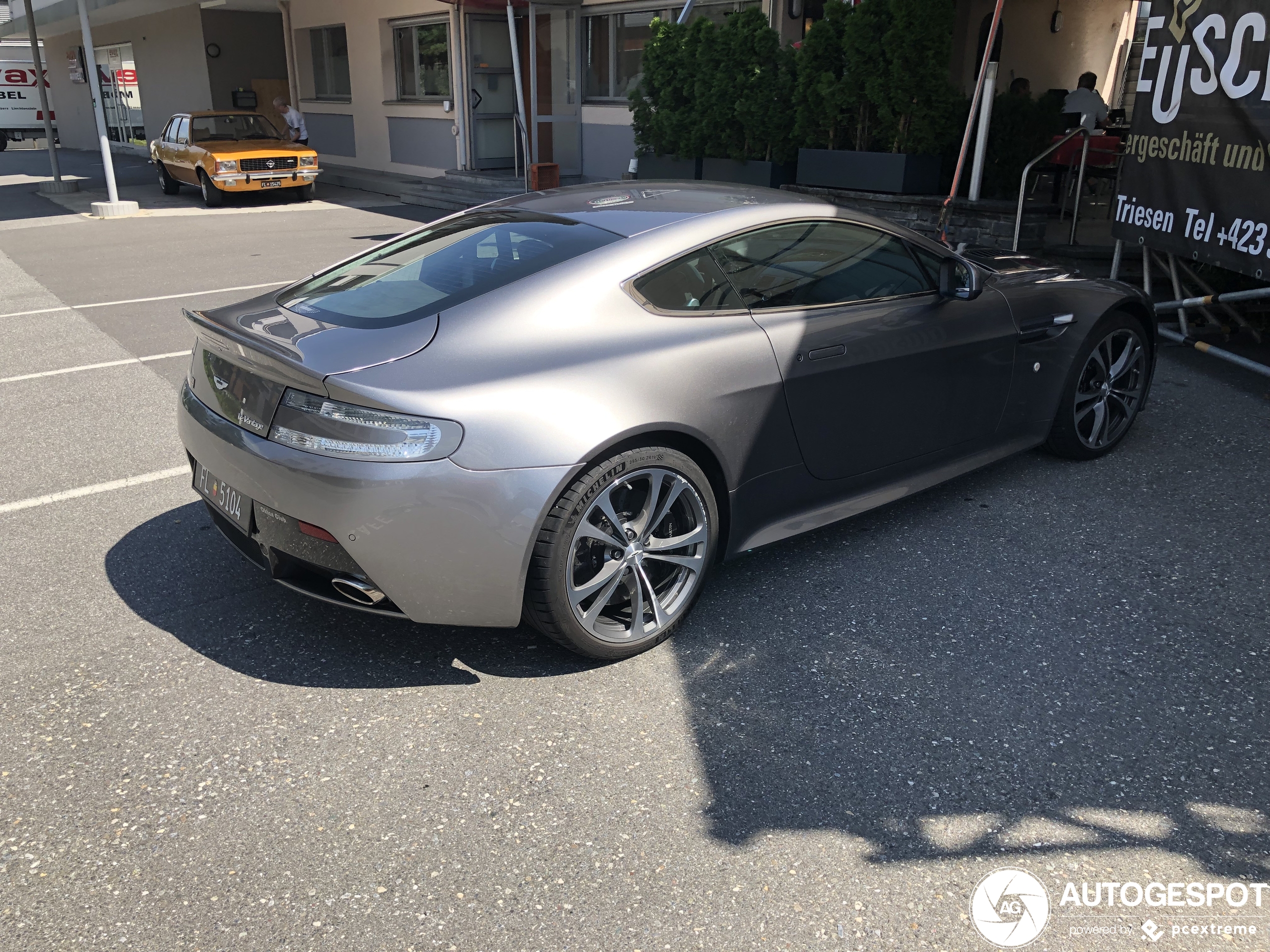 Aston Martin V12 Vantage