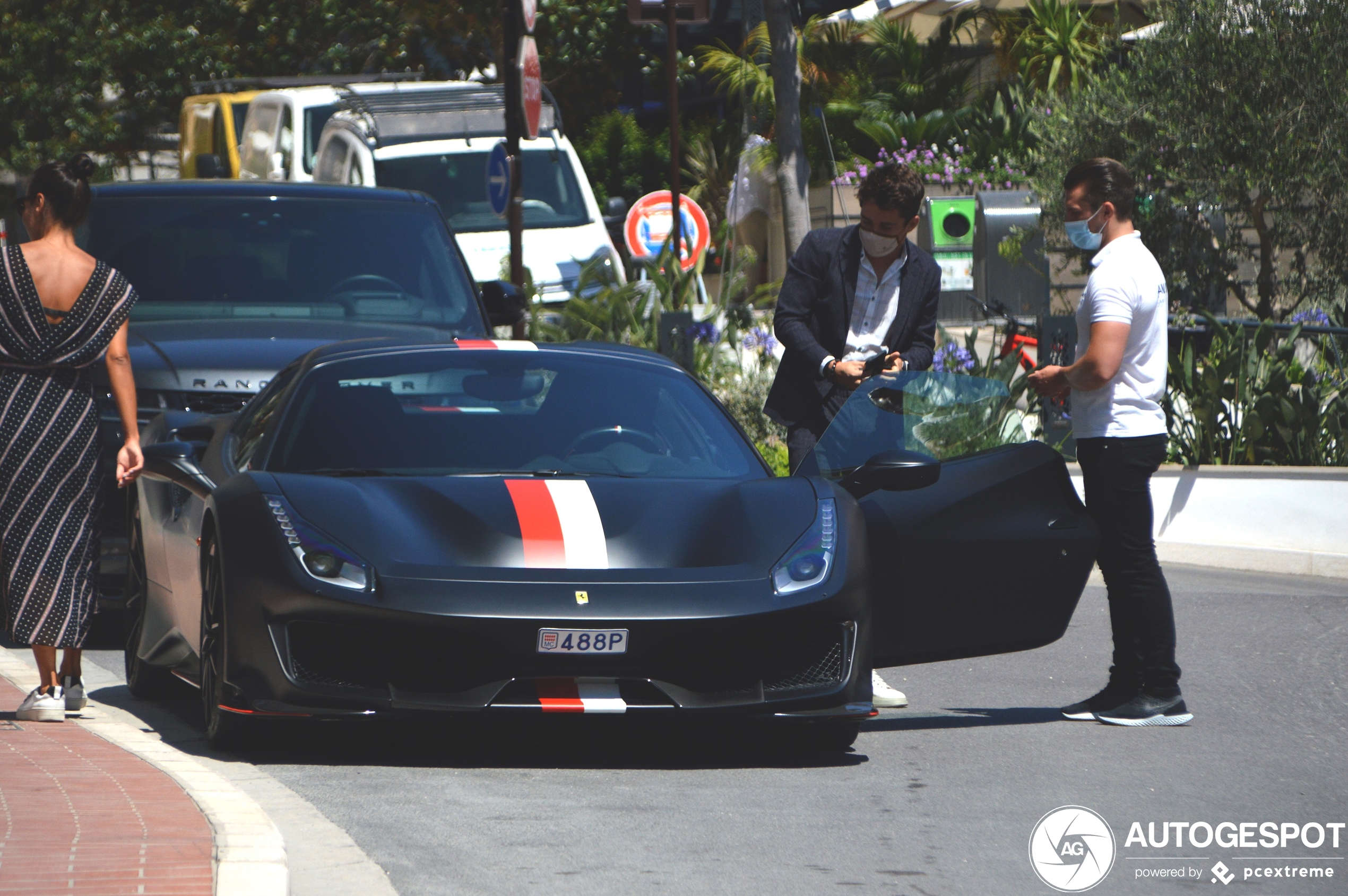 Charles Leclerc rijdt een Ferrari 488 Pista Spider