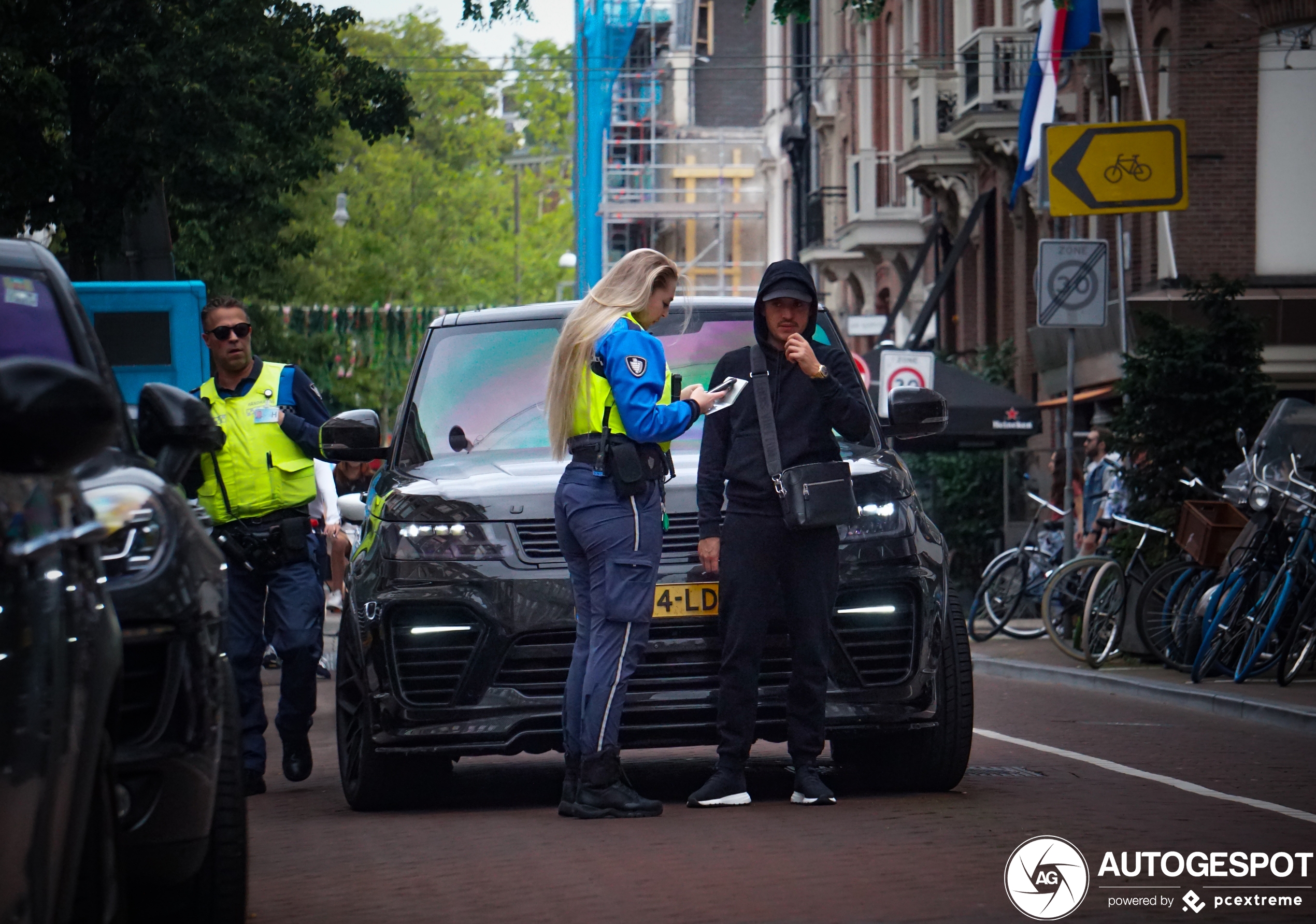 Lil Kleine krijgt een prent in de P. C. Hooftstraat