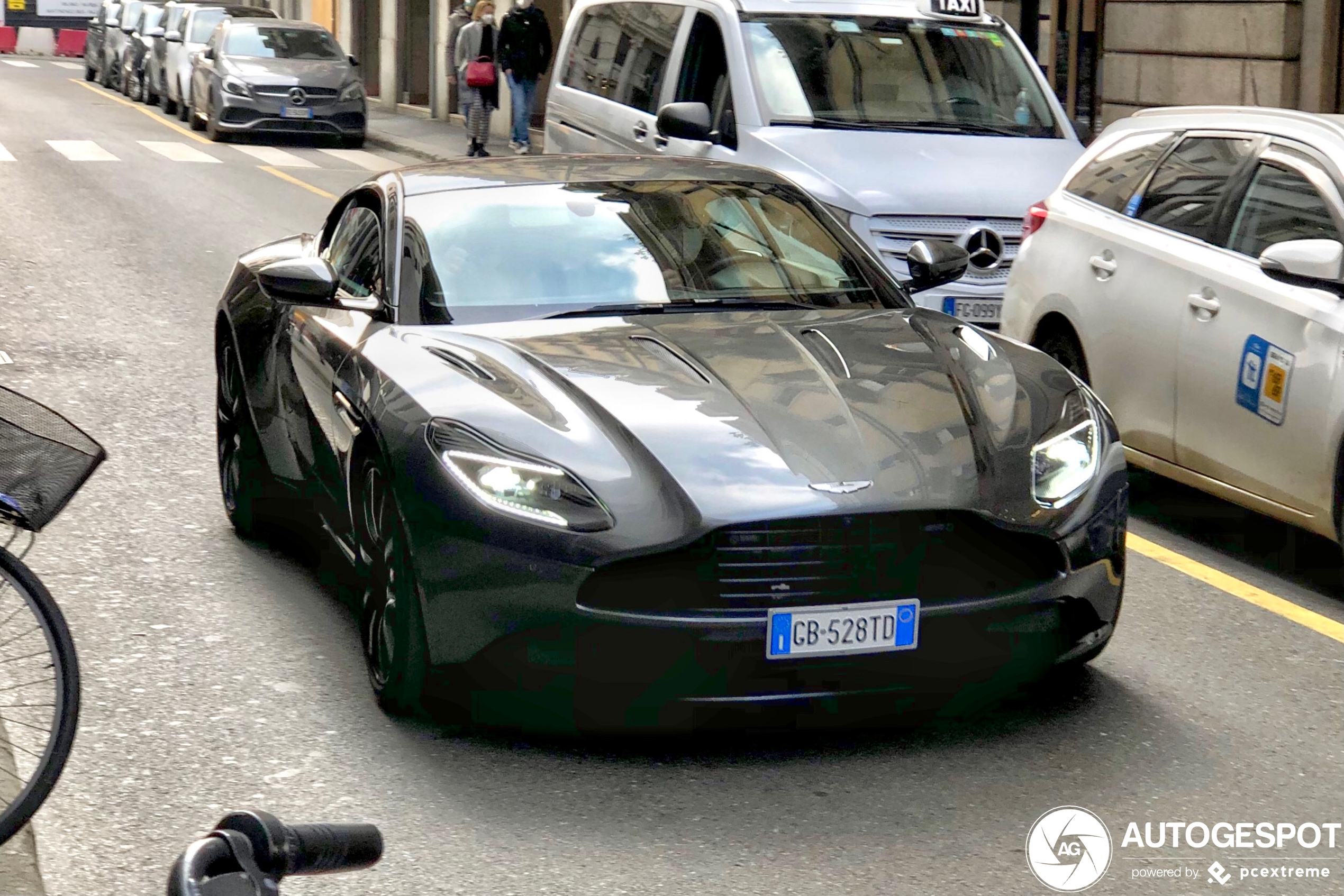 Aston Martin DB11 AMR