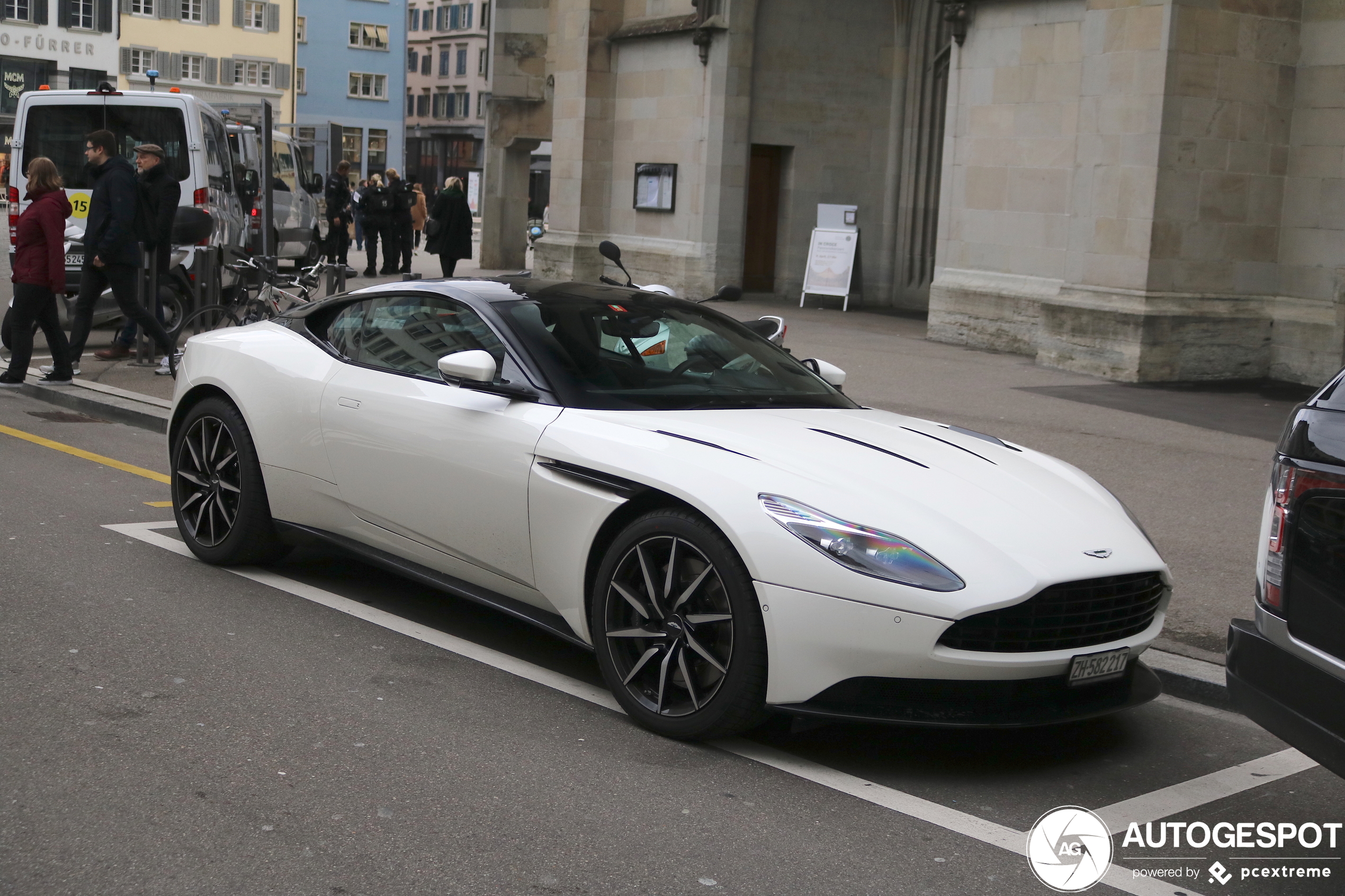 Aston Martin DB11