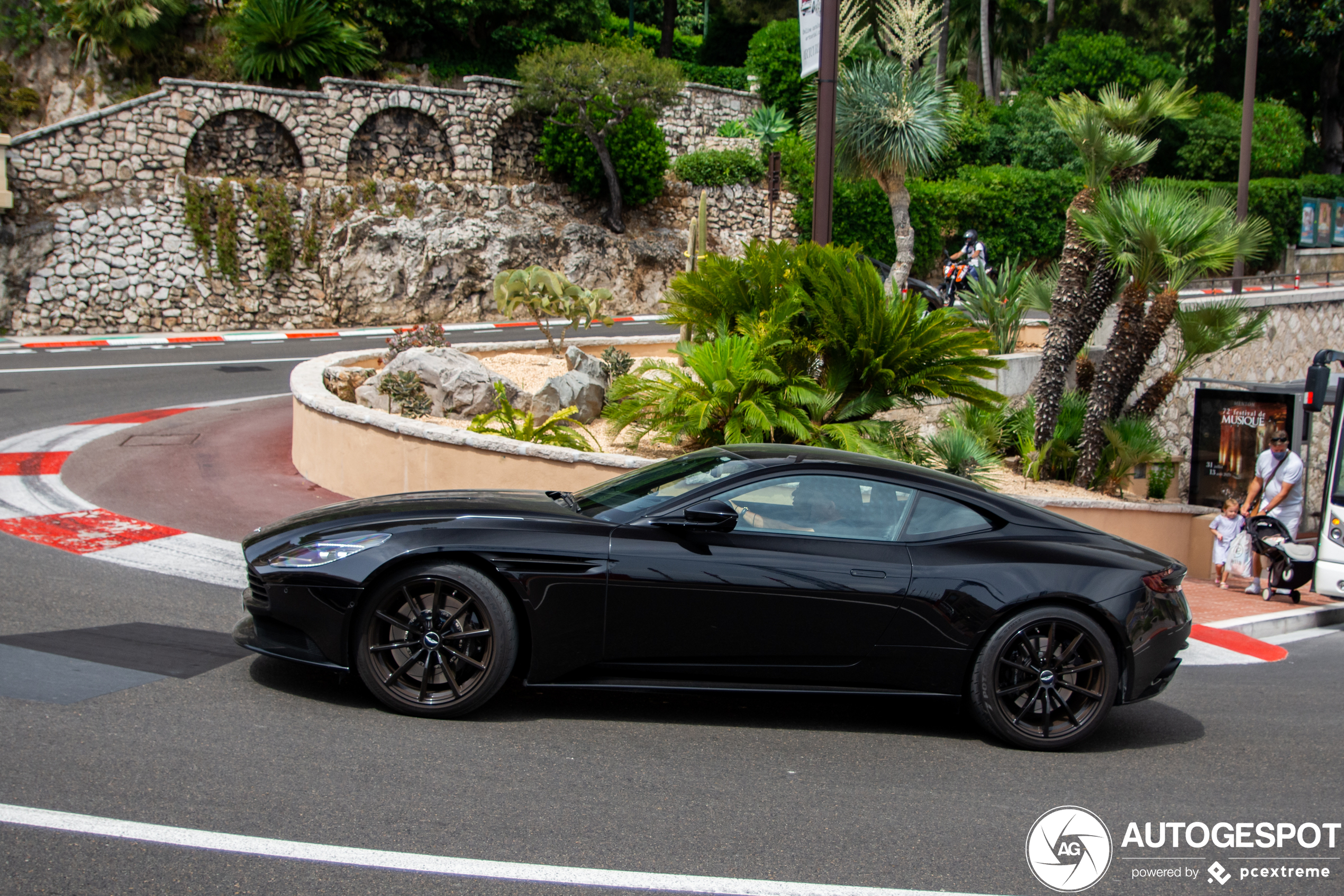 Aston Martin DB11 AMR