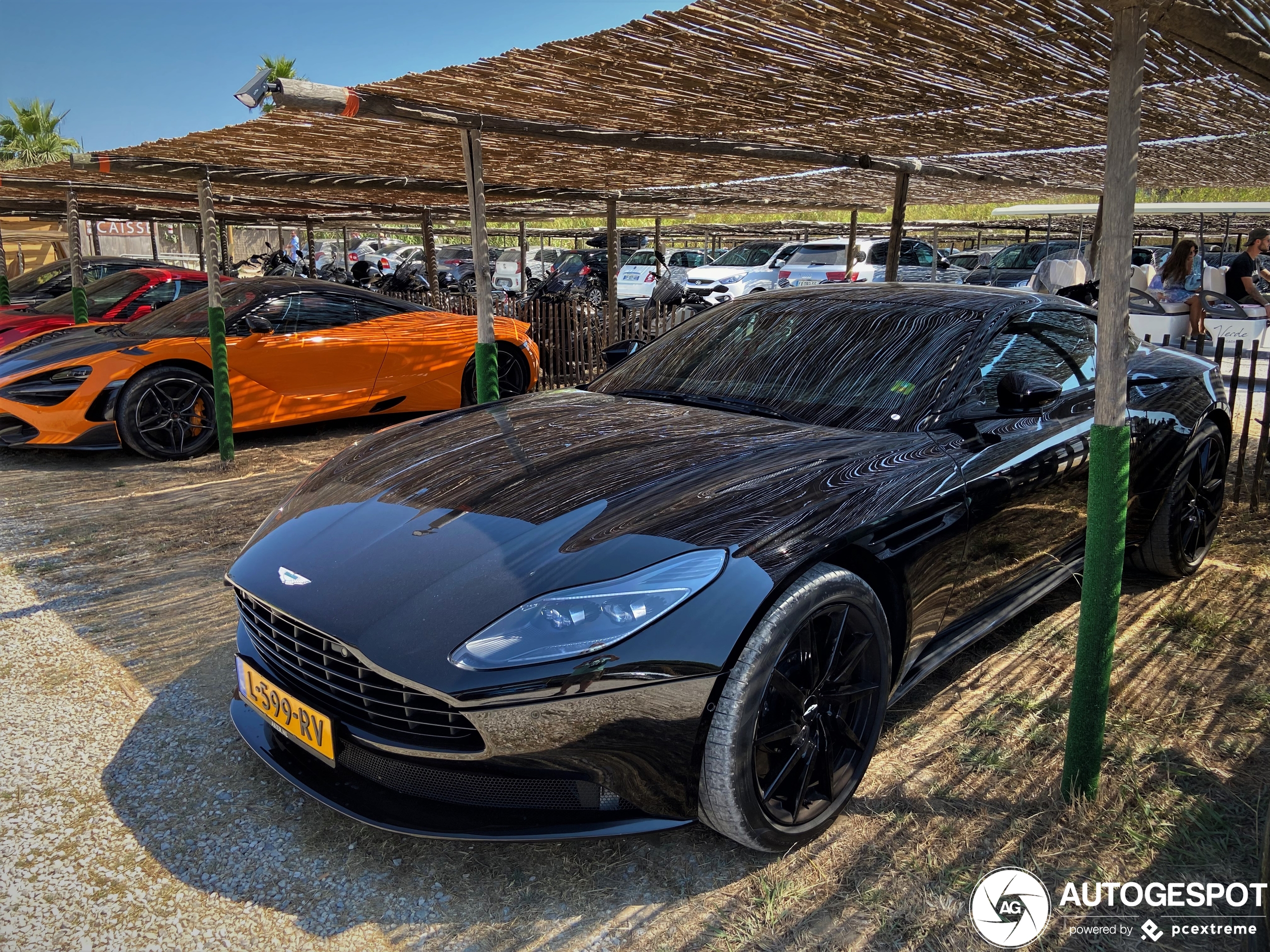 Aston Martin DB11 V8