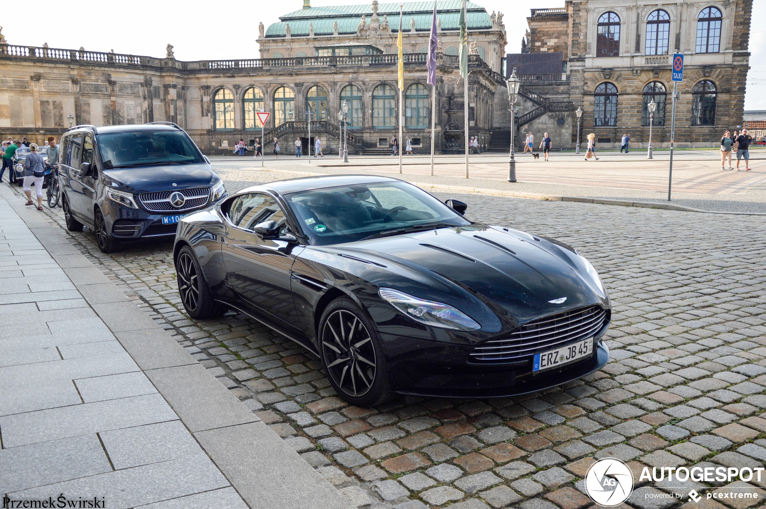 Aston Martin DB11