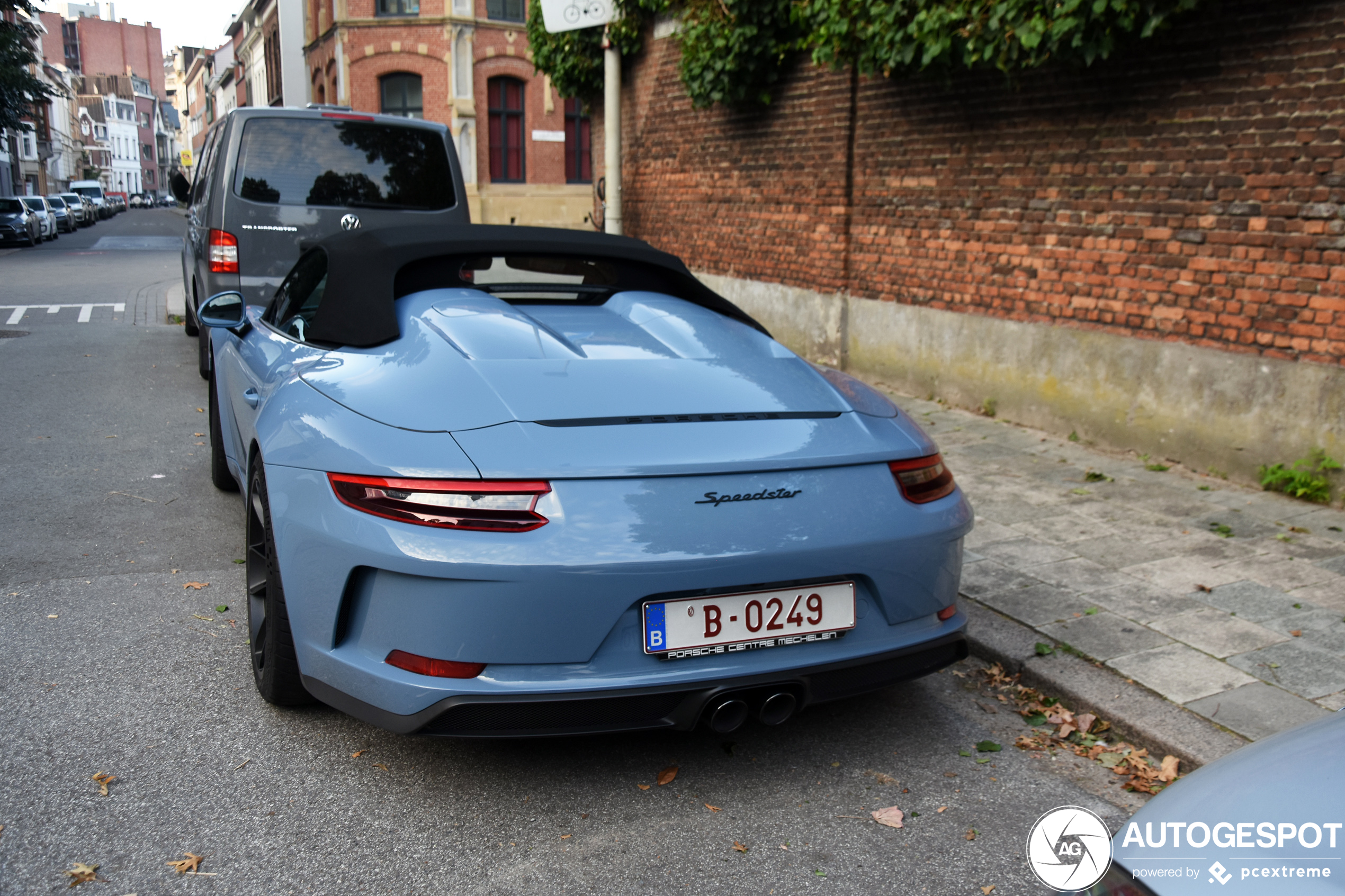 Één kenteken, vijf auto's: Rijke Belg met een voorliefde voor Porsche.