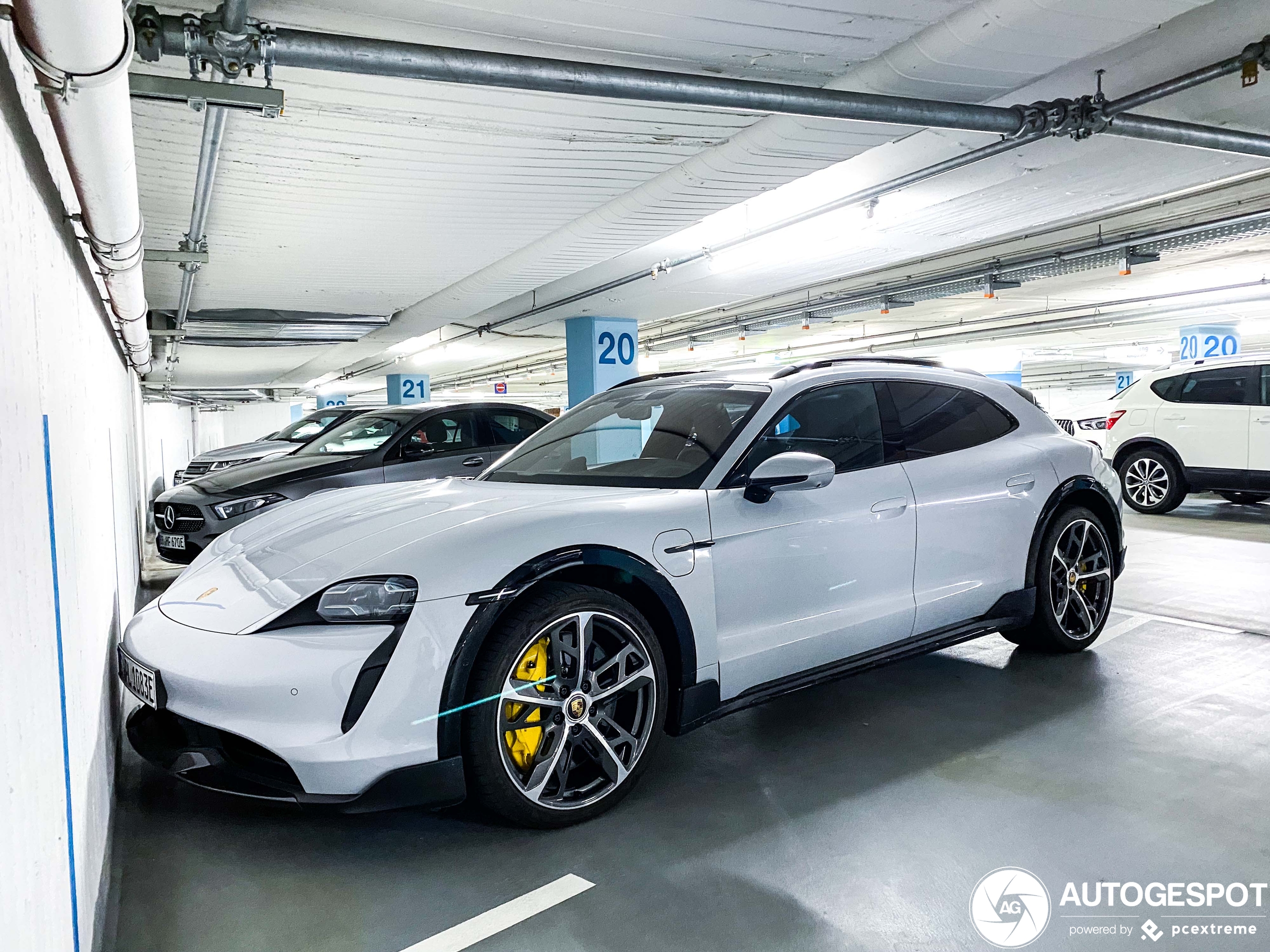 Porsche Taycan Turbo S Cross Turismo