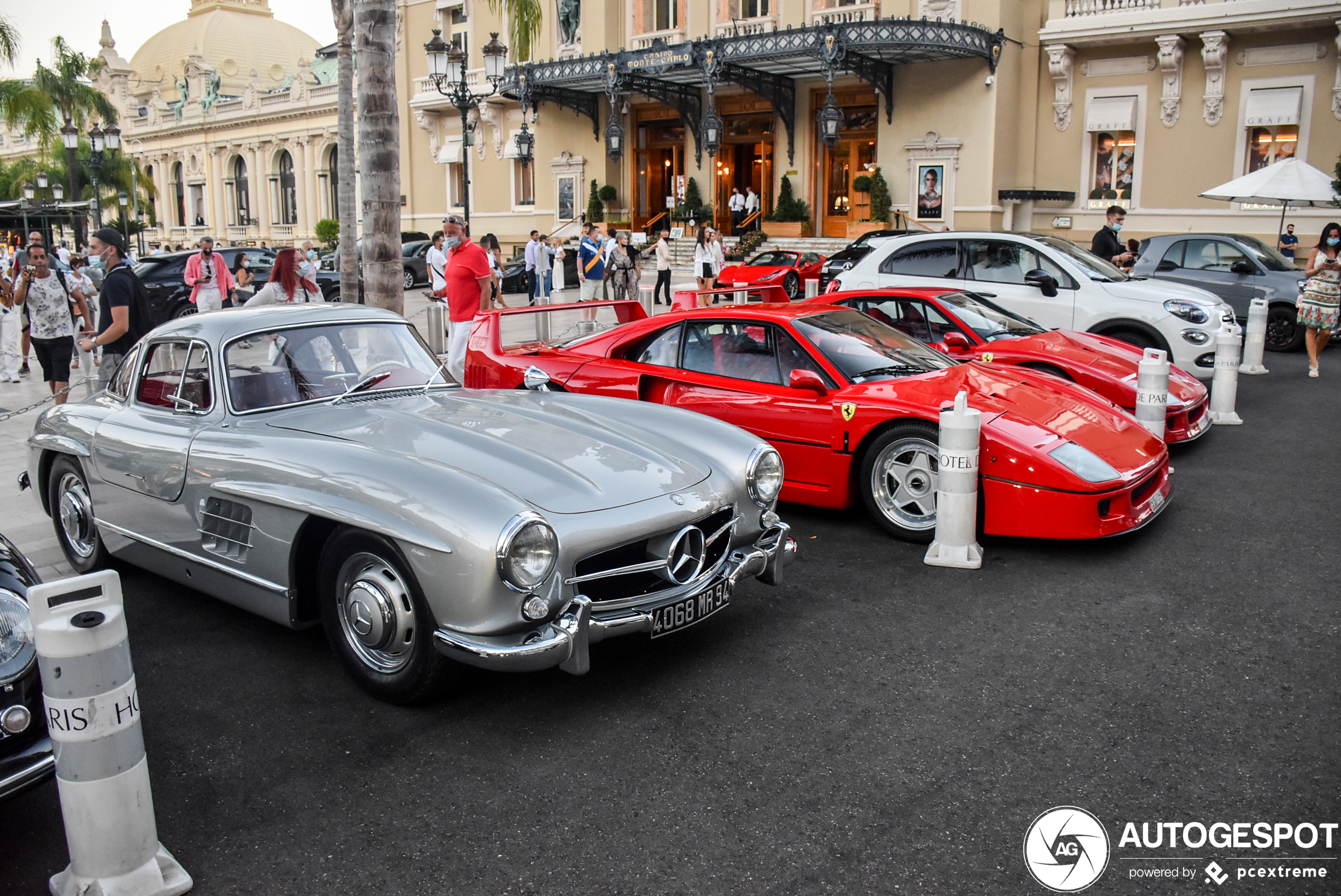 Fiat 500L verpest combo op casinoplein in Monaco