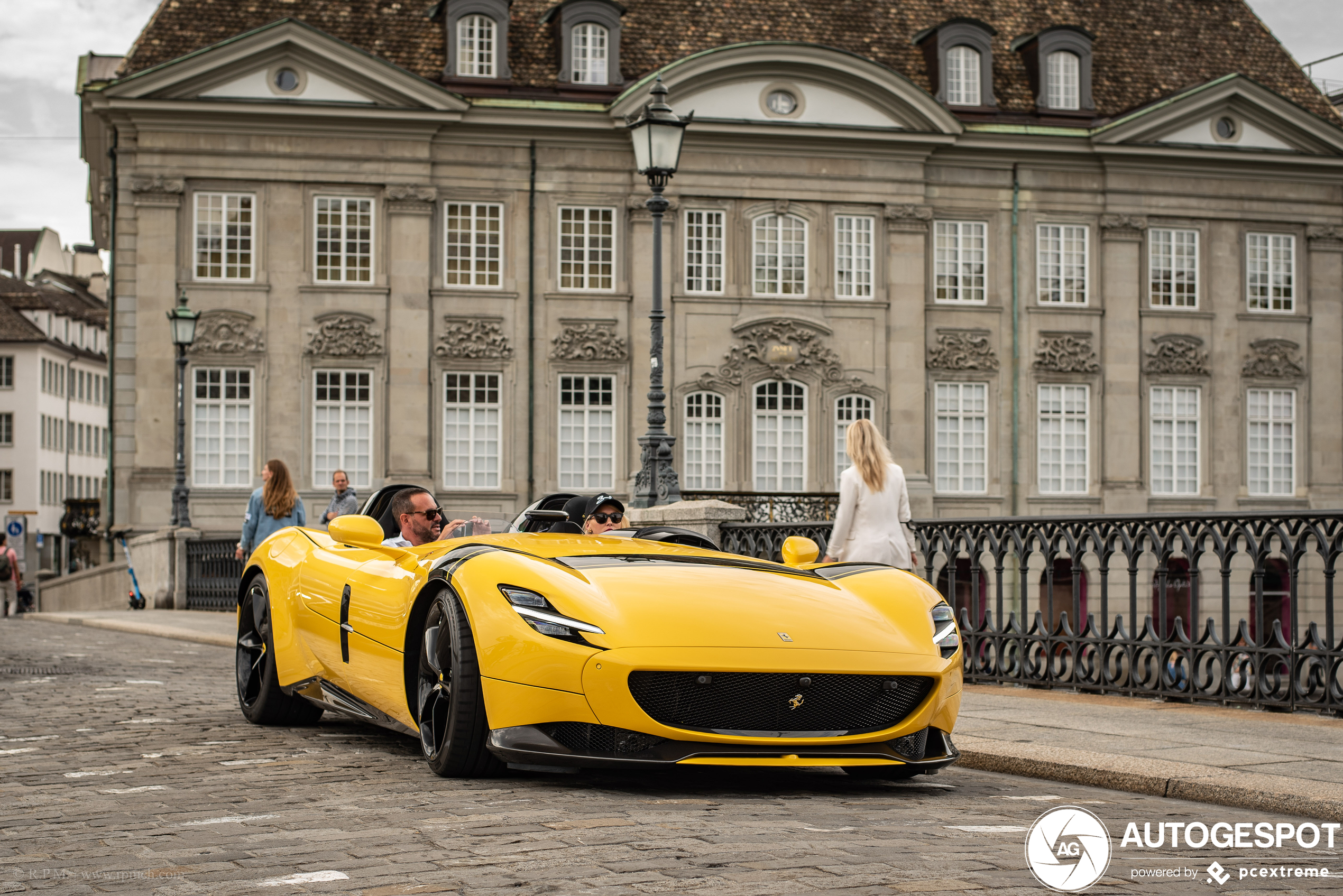 Supercarblondie rijdt Ferrari Monza SP2 in Zürich