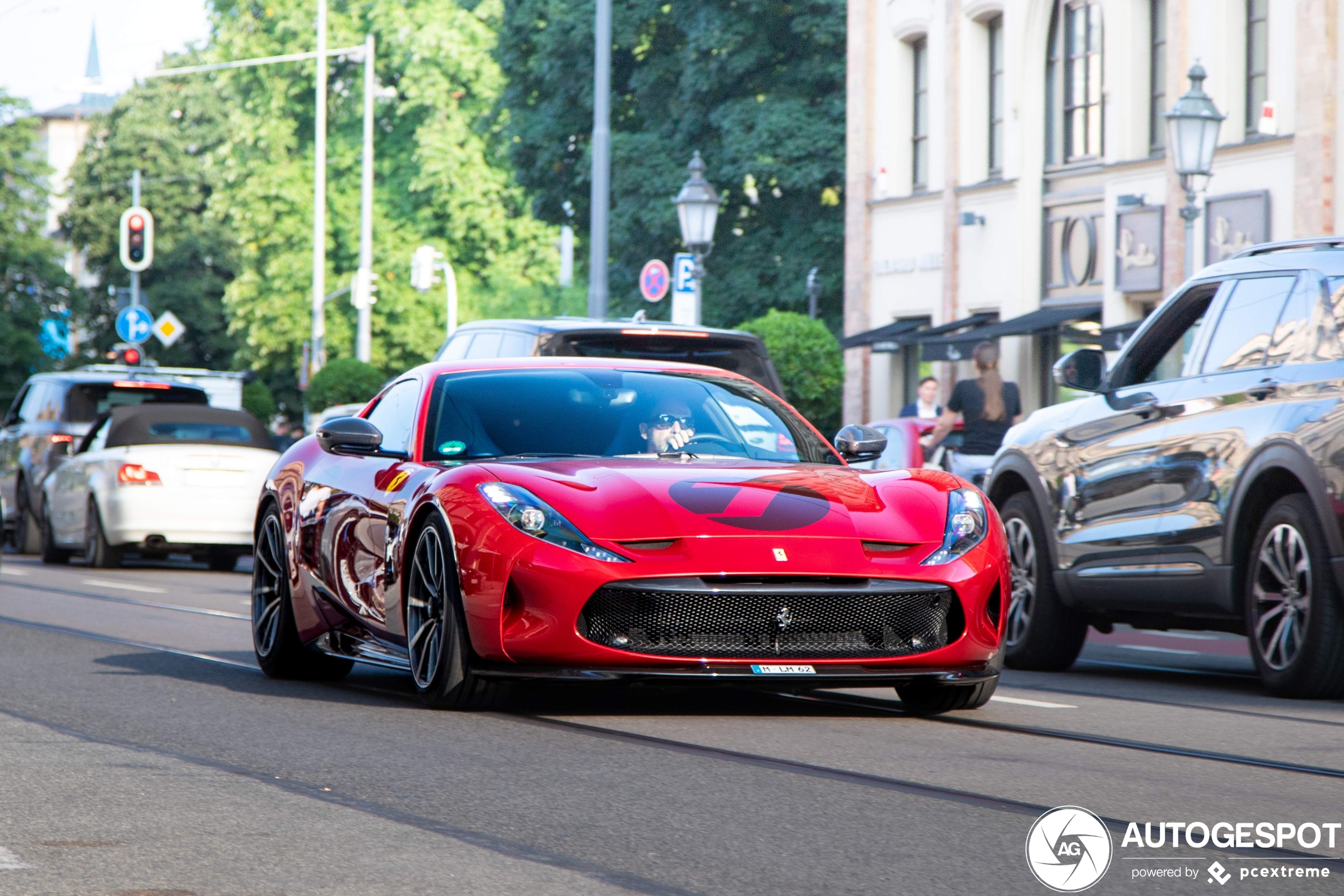 Eindelijk zien we de Ferrari Omologata rijdend in beeld