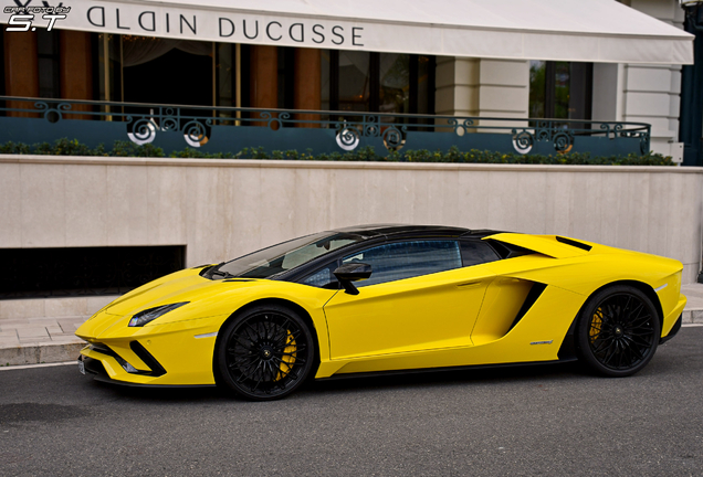 Lamborghini Aventador S LP740-4 Roadster