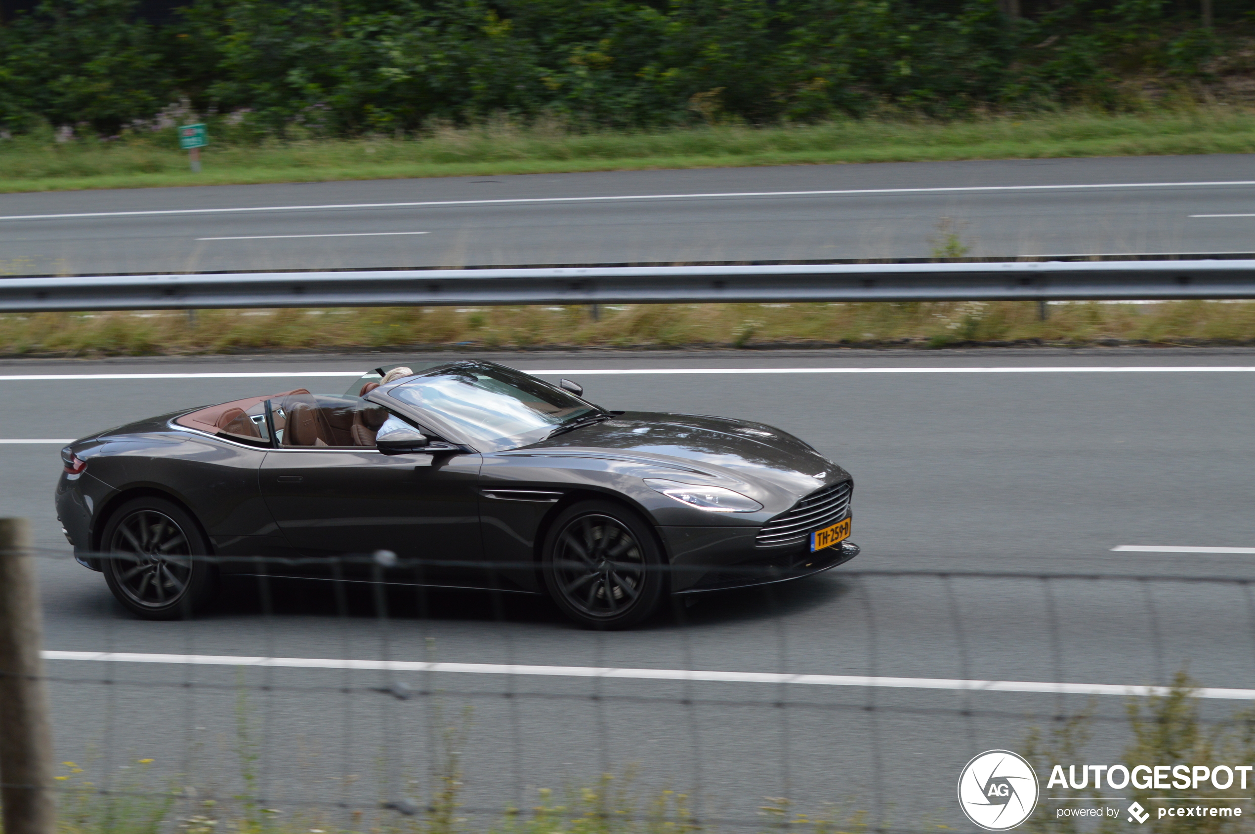 Aston Martin DB11 V8 Volante