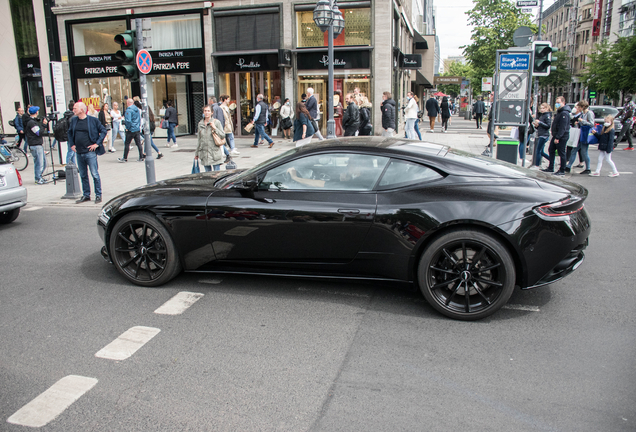 Aston Martin DB11 AMR