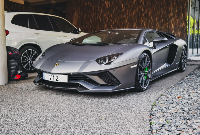 Lamborghini Aventador S LP740-4