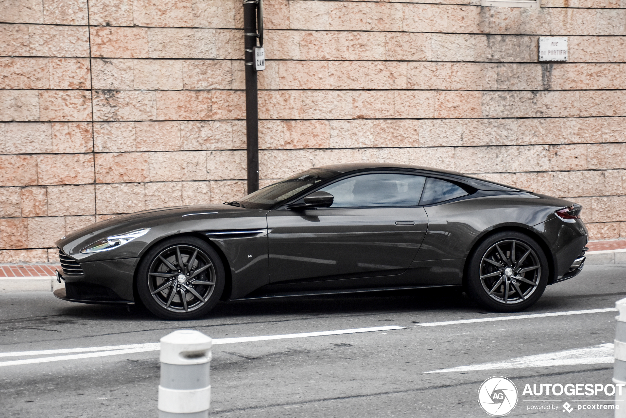 Aston Martin DB11