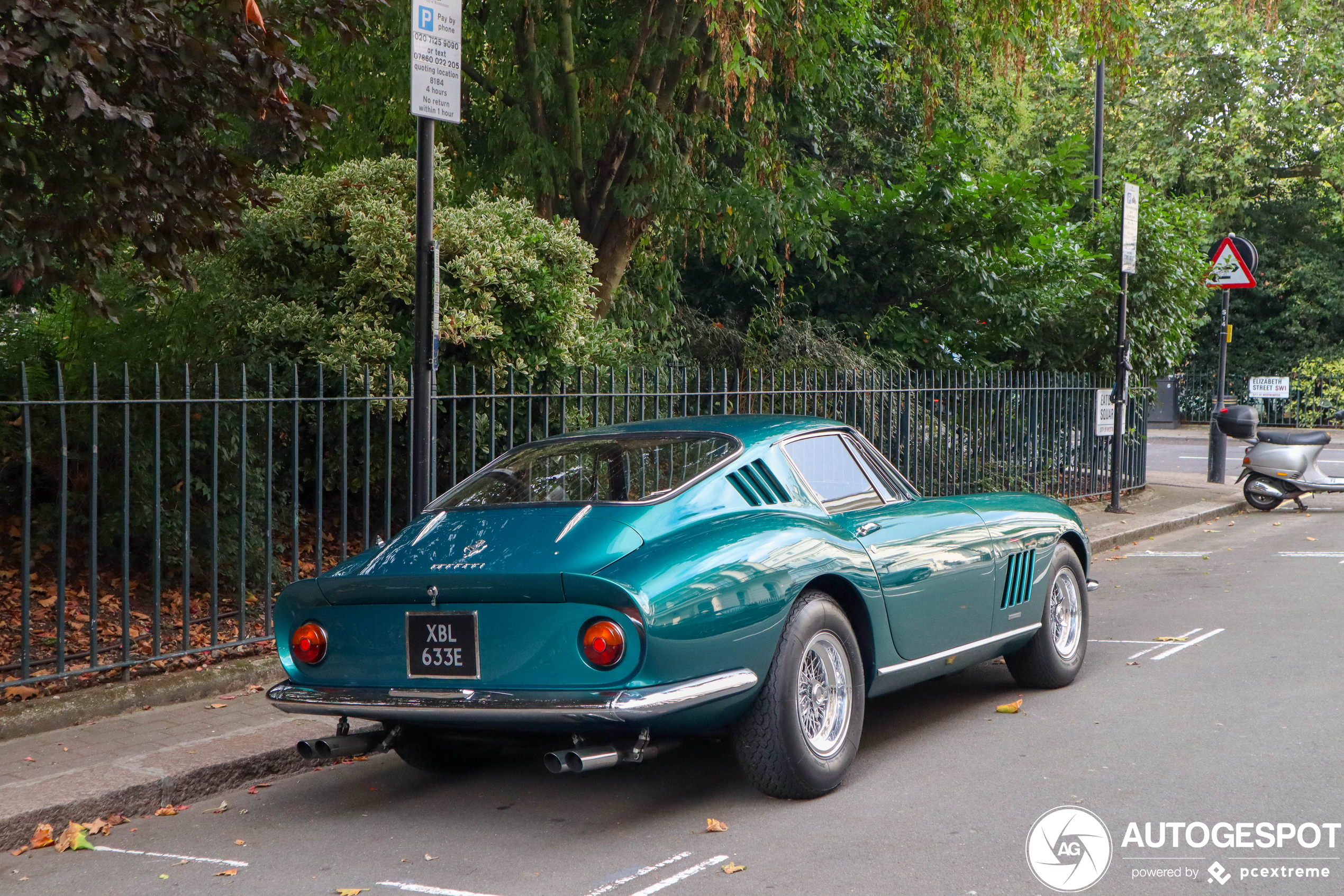 Ferrari 275 GTB/4 staat casual langs de straat in Londen